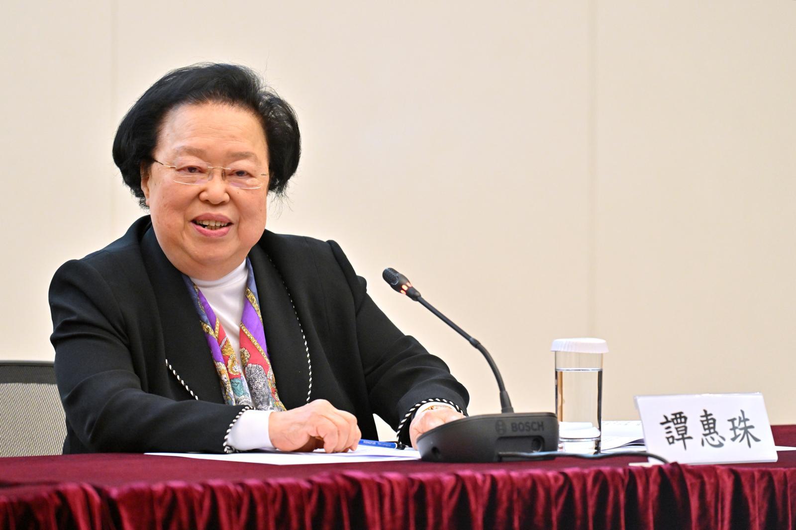 香港特別行政區政府今日(二月十四日)上午在政府總部舉辦《「一國兩制」下香港維護國家安全的實踐》白皮書專題研討會。圖示全國人民代表大會常務委員會香港特別行政區基本法委員會原副主任譚惠珠博士在研討會中發表主旨發言。