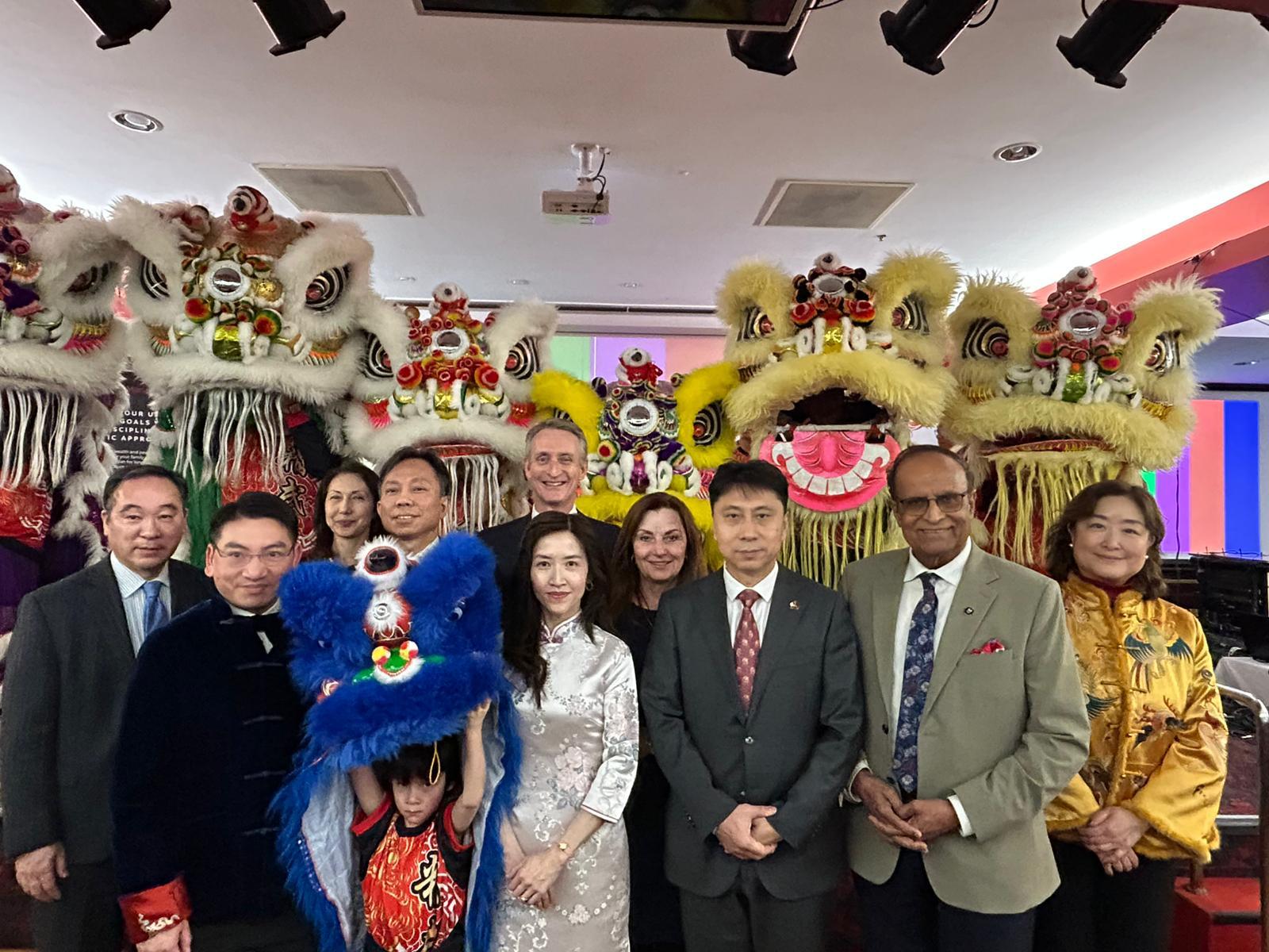 香港駐多倫多經濟貿易辦事處處長王國彪(左四)與港加商會(卡加里分會)會長梁兆斌(左二)及其他嘉賓二月六日(卡加里時間)於卡加里在港加商會(卡加里分會)舉行的農曆新年晚宴上合照。