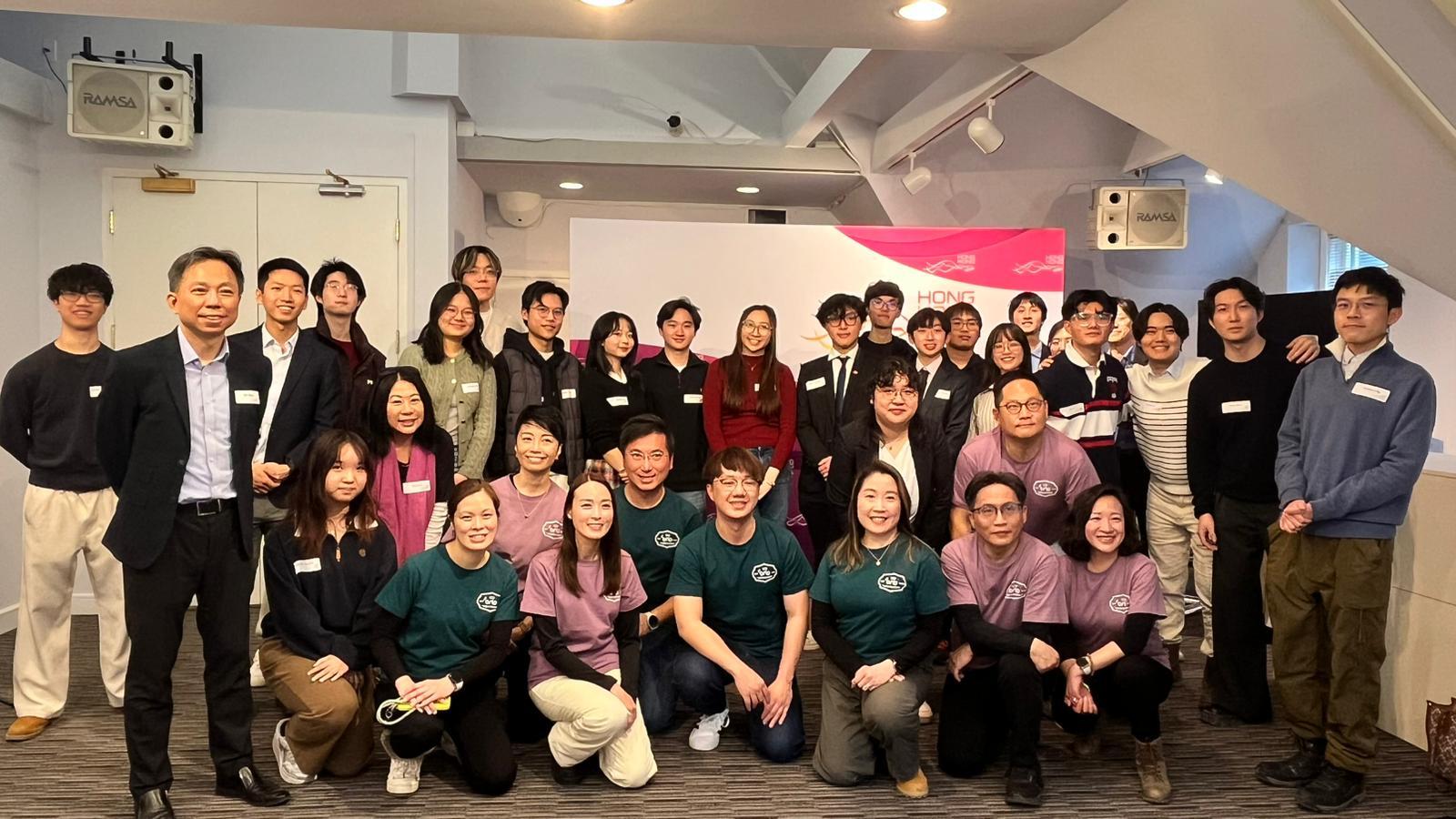 香港駐多倫多經濟貿易辦事處(多倫多經貿辦)處長王國彪(第一排左一)二月十三日(多倫多時間)在安大略省多倫多出席為香港大學生舉行的農曆新年酒會,並介紹多倫多經貿辦的角色,以及其在促進香港與加拿大之間經濟貿易及藝術文化交流方面的使命。