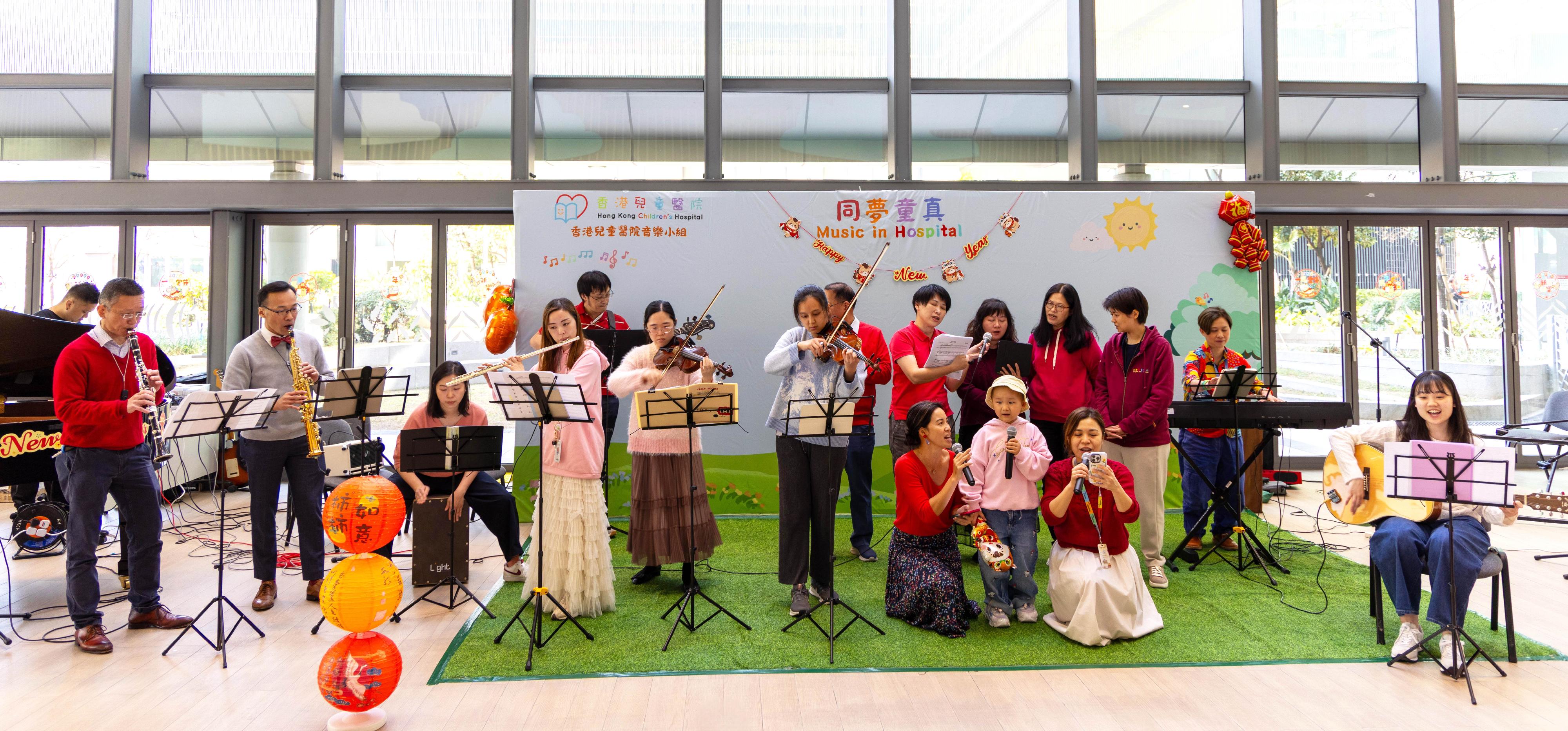 香港兒童醫院職員音樂小組與病童在新春音樂會高唱勵志歌曲，全情投入的演出為觀眾注入力量，獲全場熱烈掌聲。
