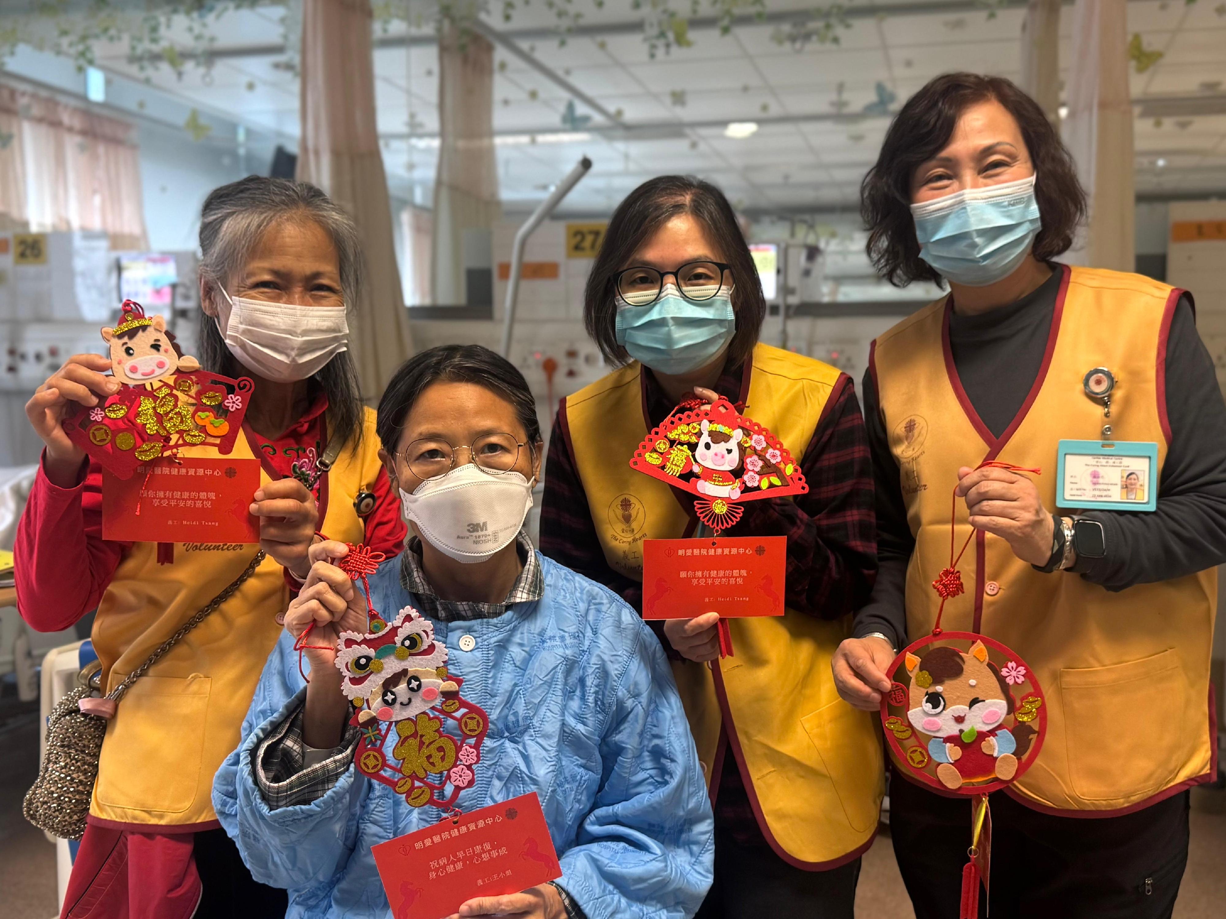明愛醫院健康資源中心特意準備印有可愛小馬圖案的新年掛飾，讓病人感受馬年氣氛。