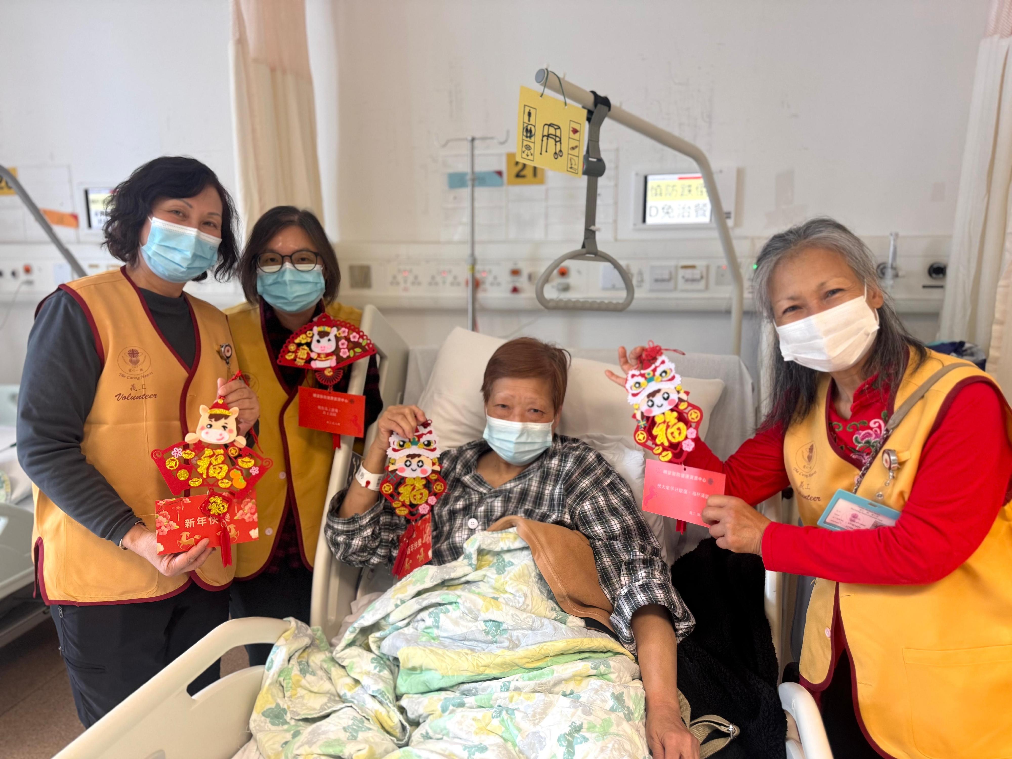 明愛醫院健康資源中心的義工早前到內科及老人科復康病房，向住院病人派發新年掛飾及心意卡，為他們送上節日祝福與關懷。