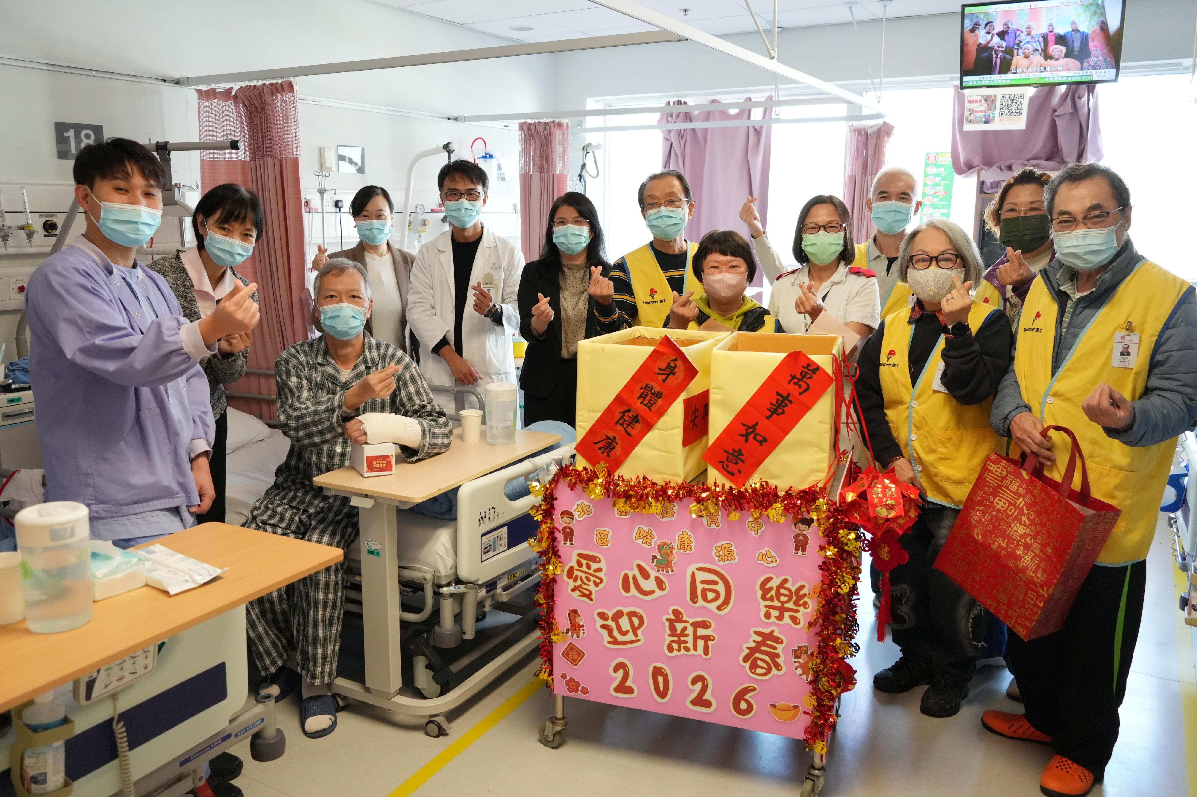 北區醫院管理團隊及義工齊聚病房，與病友互動祝福，為病房帶來歡樂氣氛，讓留院病友依然能感受到佳節的溫暖與關懷。