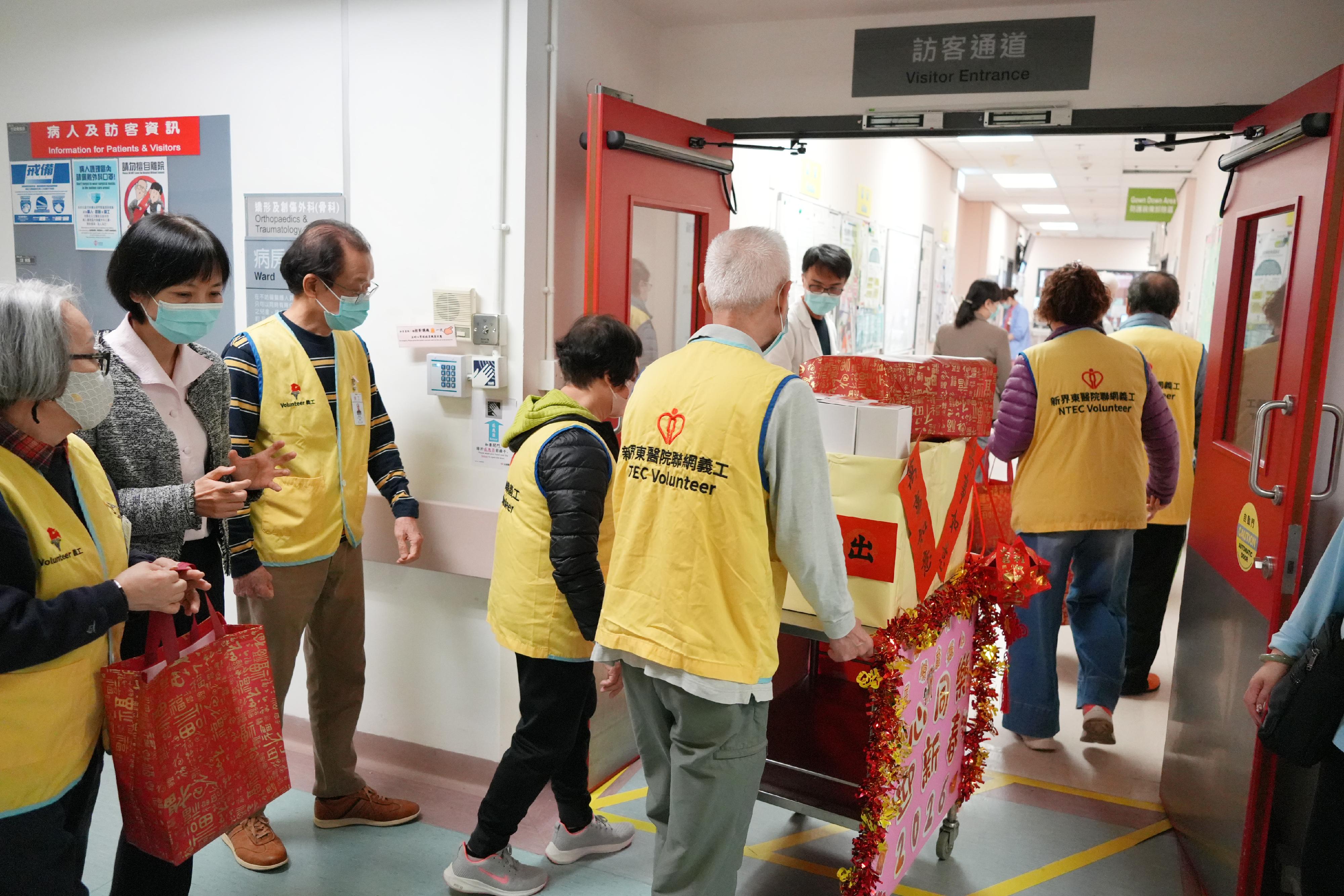 The North District Hospital management team and volunteers bring a vibrant gift cart through the wards to share their care and festive blessings with patients.