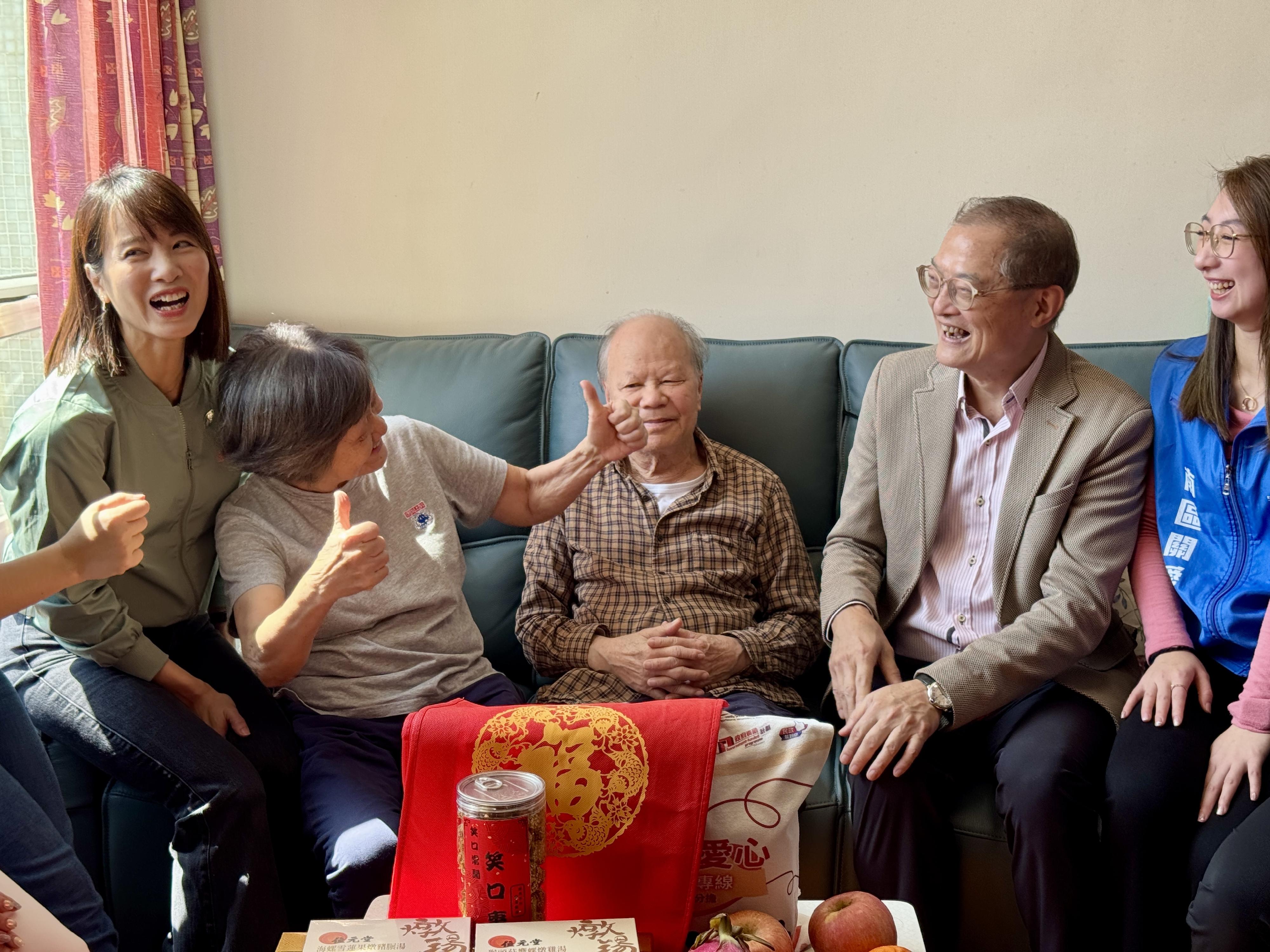 The Secretary for Health, Professor Lo Chung-Mau (second right), visits an elderly doubletons living in South Horizons in Ap Lei Chau to send them Lunar New Year greetings today (February 15).