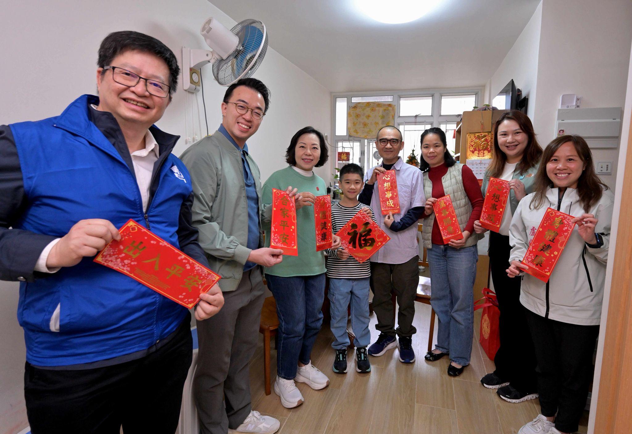 The Secretary for Home and Youth Affairs, Miss Alice Mak (third left), accompanied by the District Officer (Kwai Tsing), Mr Edric Leung (second left), together with a District Council member and a representative from the Care Team of Kwai Tsing District, visited a middle-class household living in Cheung On Estate today (February 15).