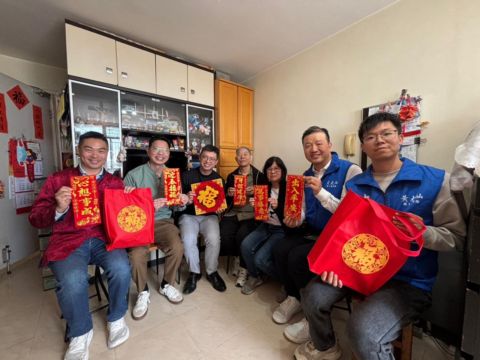 The Acting Secretary for Labour and Welfare, Mr Ho Kai-ming (third left), accompanied by the District Officer (Wong Tai Sin), Mr Thomas Wu (second left), together with District Council members and representatives from the Care Team of Wong Tai Sin District, visited a young family and a doubleton elderly household living in Upper Wong Tai Sin Estate today (February 15).