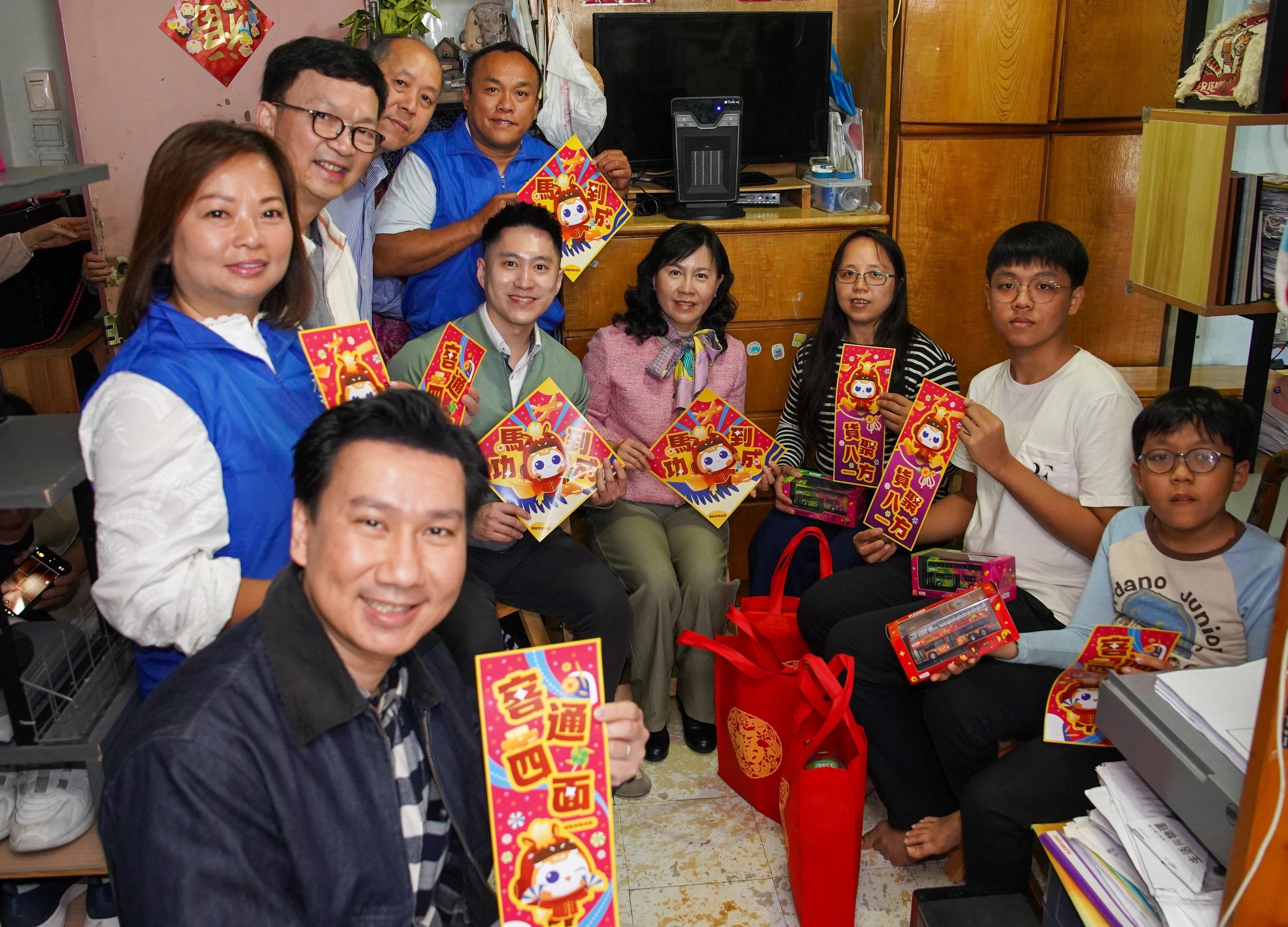 The Secretary for Transport and Logistics, Ms Mable Chan (fourth right); the Under Secretary for Transport and Logistics, Mr Liu Chun-san (third left); accompanied by the District Officer (Yuen Long), Mr Kelvin Ma (fifth right),  together with District Council members and representatives from the Care Team of Yuen Long District, visited a family with youths studying in school living in Tin Yiu Estate today (February 15).

