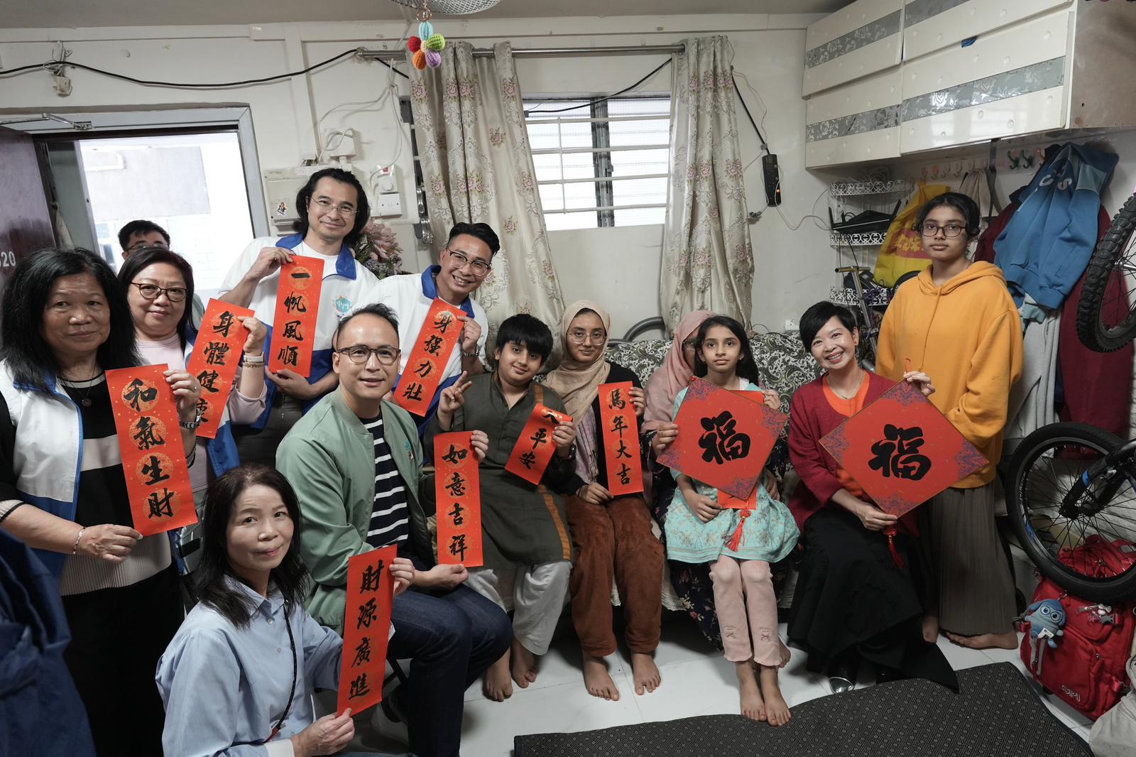 The Secretary for Housing, Ms Winnie Ho (front row, second right), accompanied by the District Officer (Tuen Mun), Mr Michael Kwan (front row, second left) together with a Tuen Mun District Council member and members from the District Services and Community Care Team (Tuen Mun), visited an ethnic minority grassroots family living in Sam Shing Estate today (February 15).