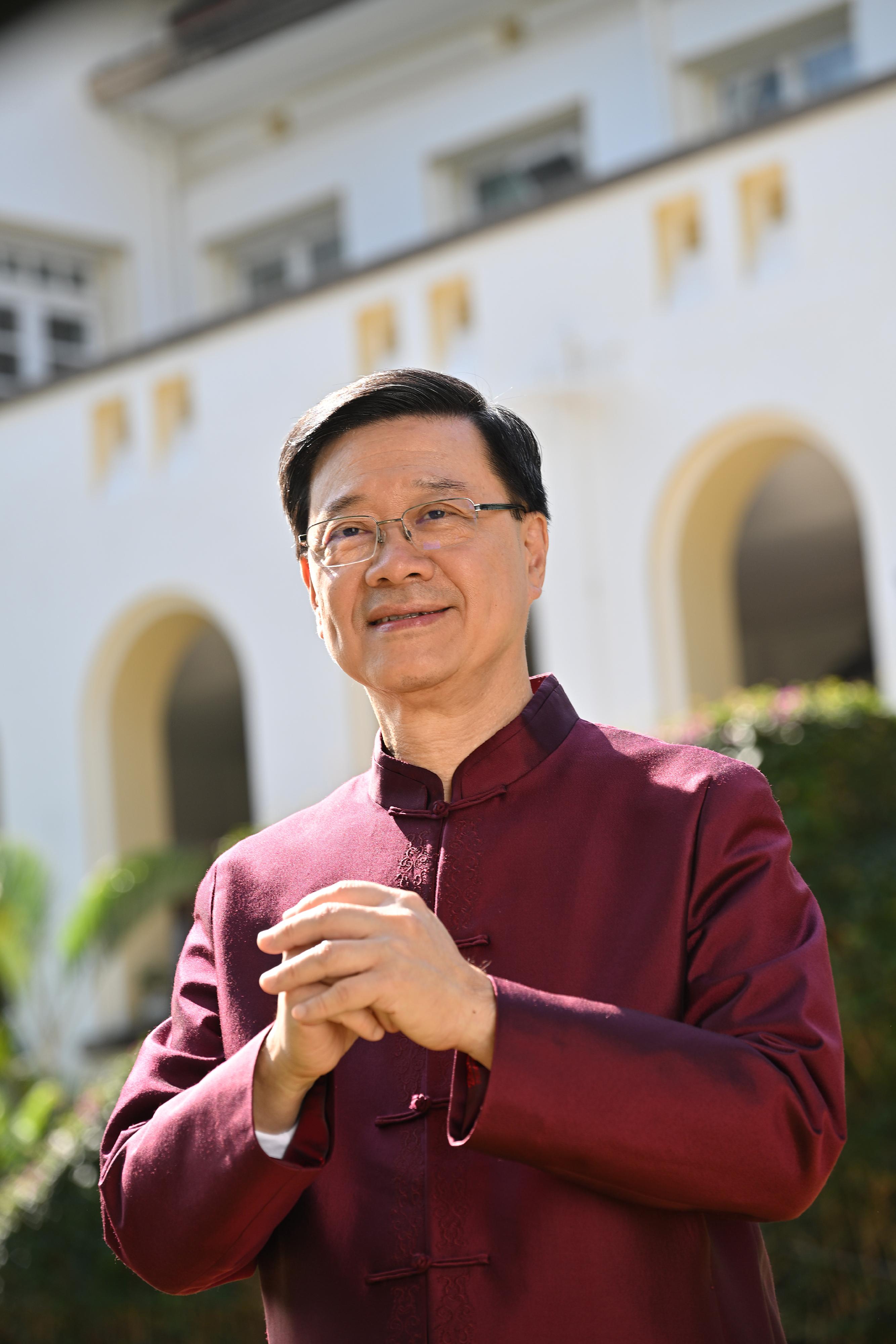 行政長官李家超今日（二月十六日）發表農曆新年賀辭。李家超與夫人祝香港各行各業一馬當先，大家馬到功成，馬年如意吉祥！

