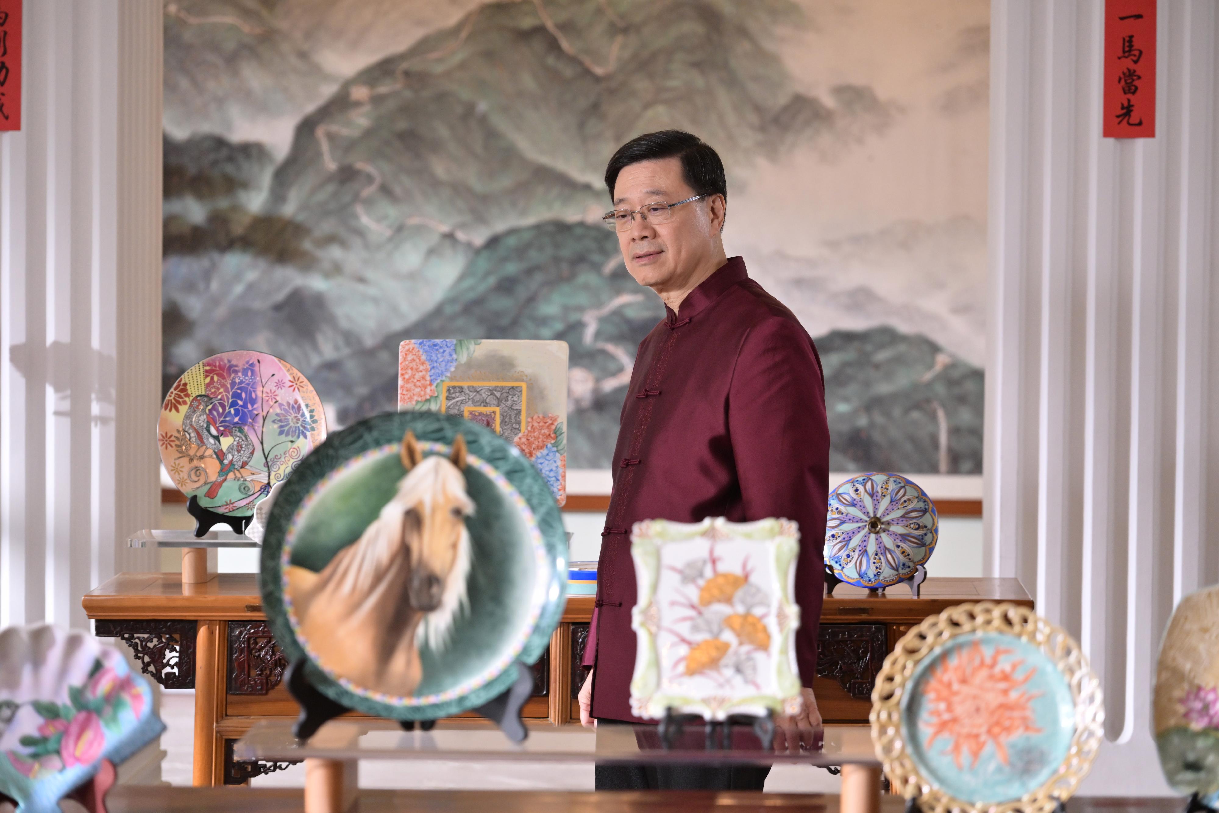 行政長官李家超今日（二月十六日）發表農曆新年賀辭。李家超與夫人祝香港各行各業一馬當先，大家馬到功成，馬年如意吉祥！

