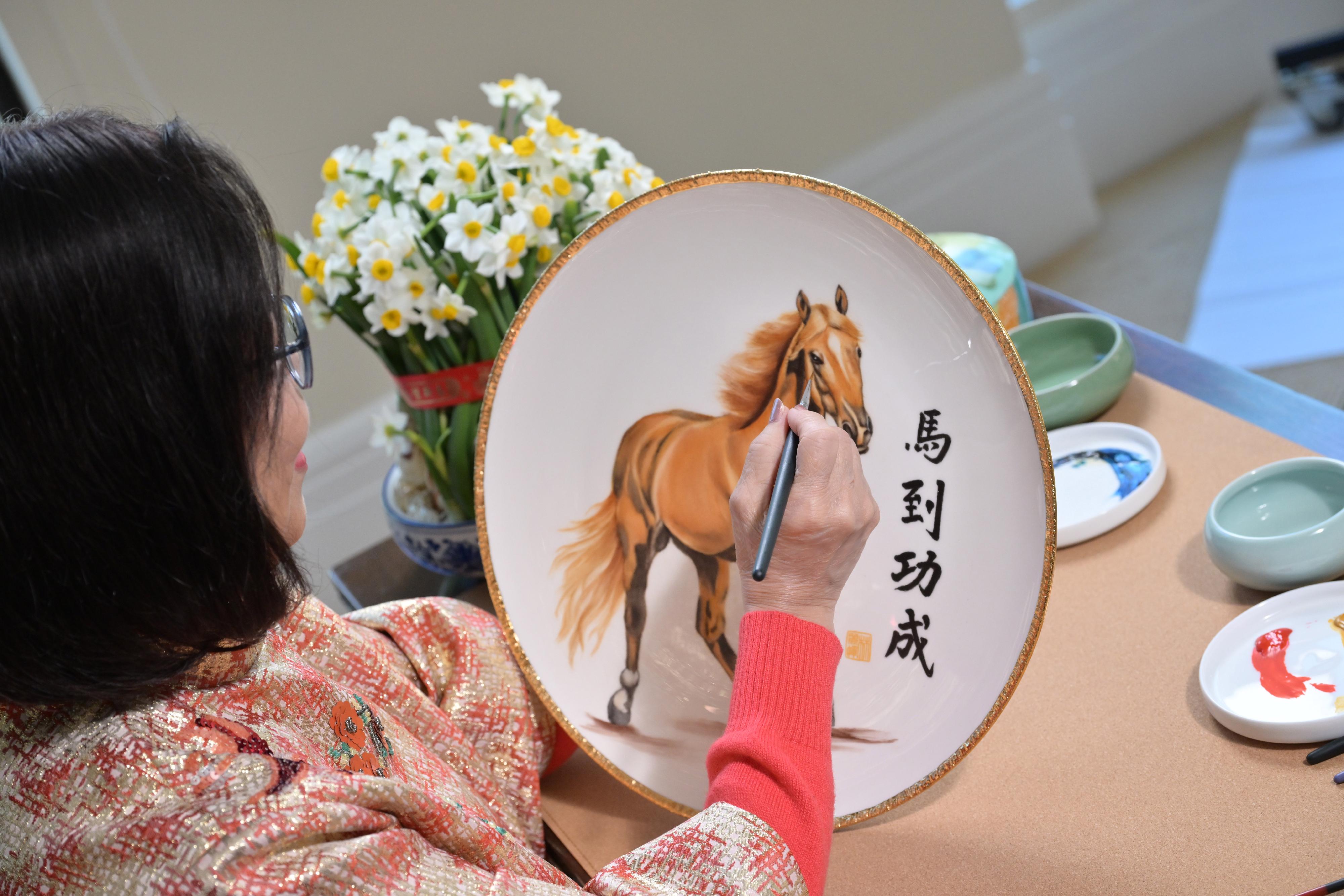 行政長官李家超今日（二月十六日）發表農曆新年賀辭。李家超與夫人祝香港各行各業一馬當先，大家馬到功成，馬年如意吉祥！

