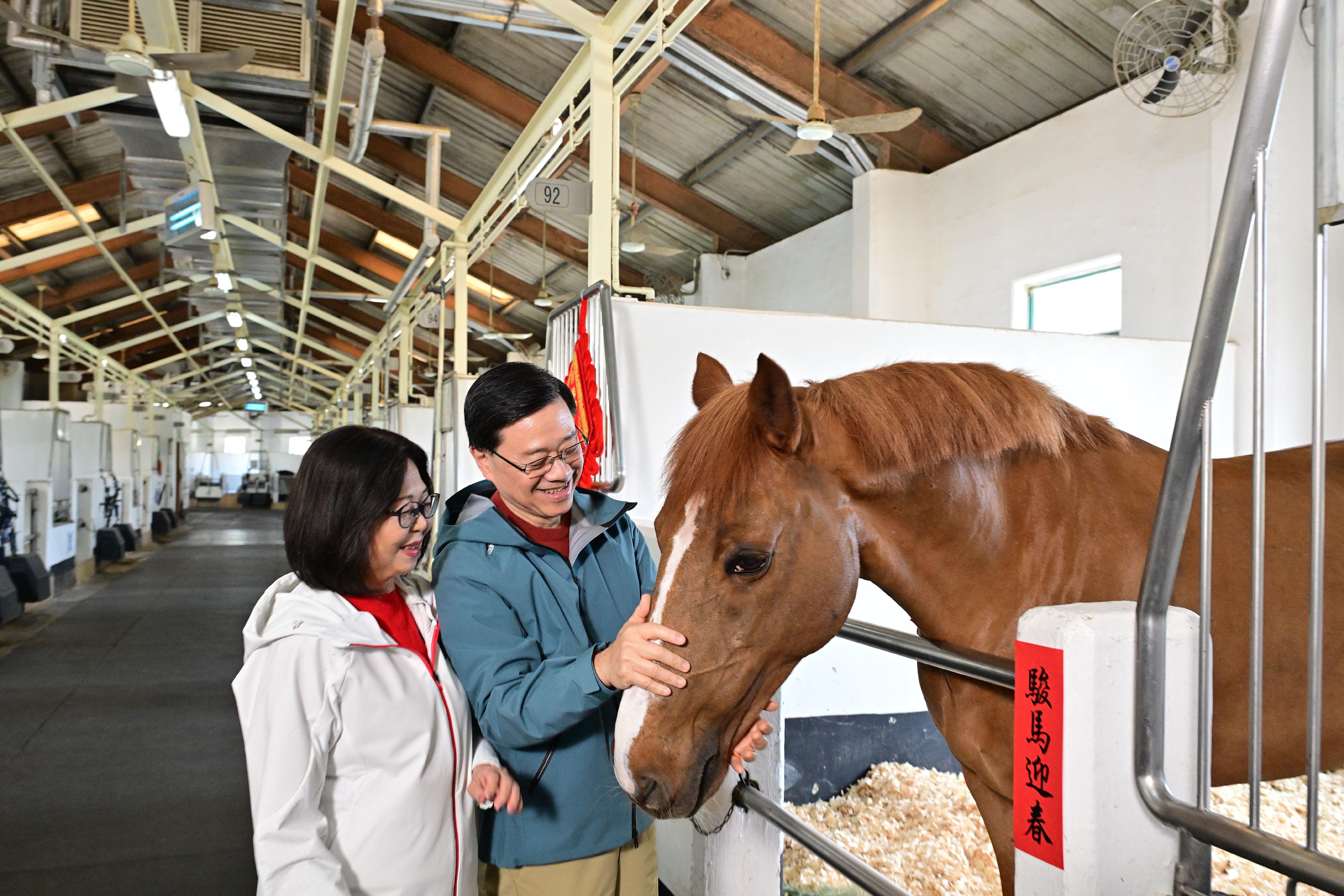 行政長官李家超今日（二月十六日）發表農曆新年賀辭。李家超與夫人祝香港各行各業一馬當先，大家馬到功成，馬年如意吉祥！

