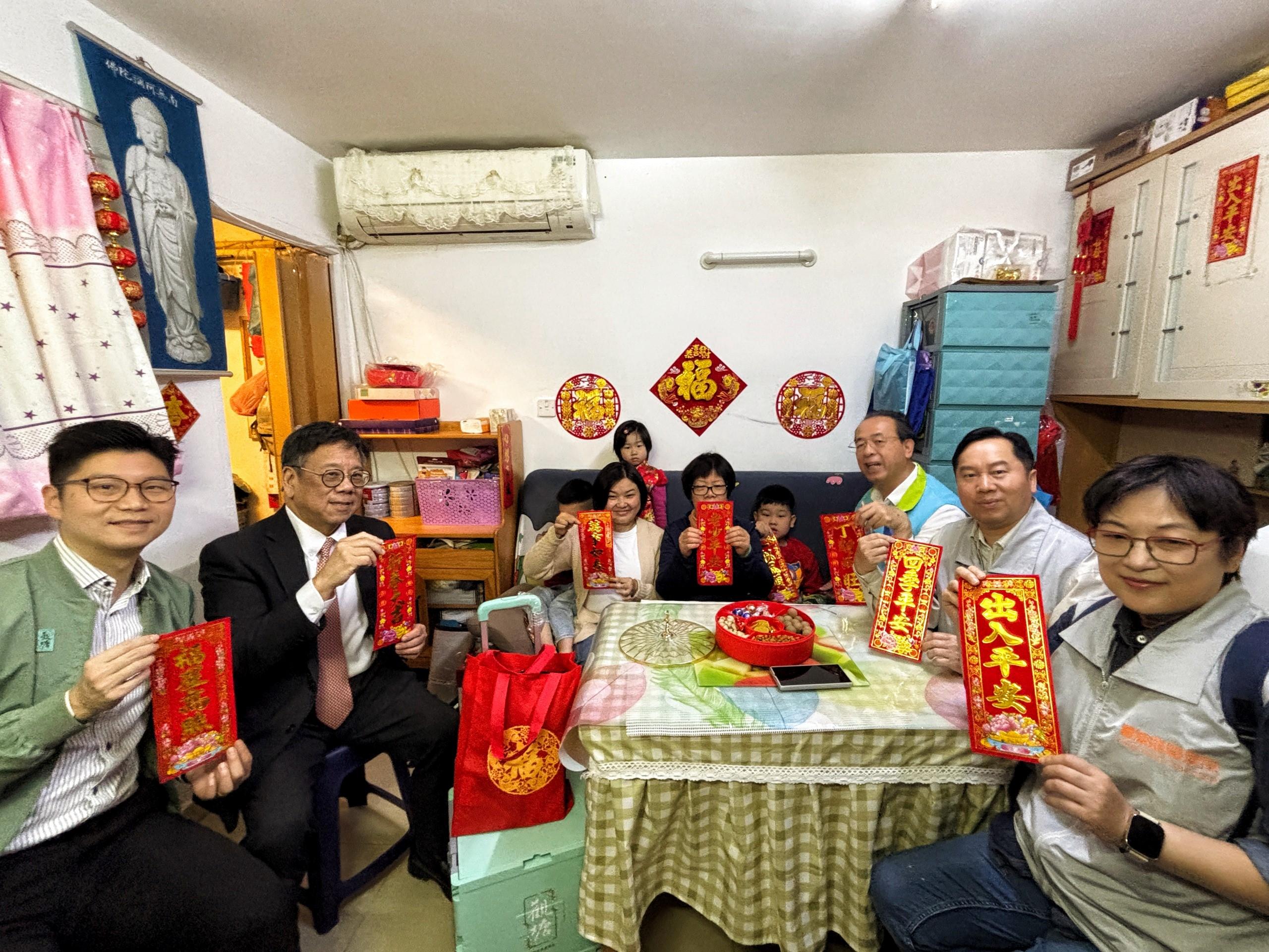 商務及經濟發展局局長丘應樺（左二）今日（二月十六日）在觀塘民政事務專員何立基（左一）陪同下，聯同觀塘區區議員和地區服務及關愛隊伍代表探訪居於油塘邨的雙老和年輕家庭。