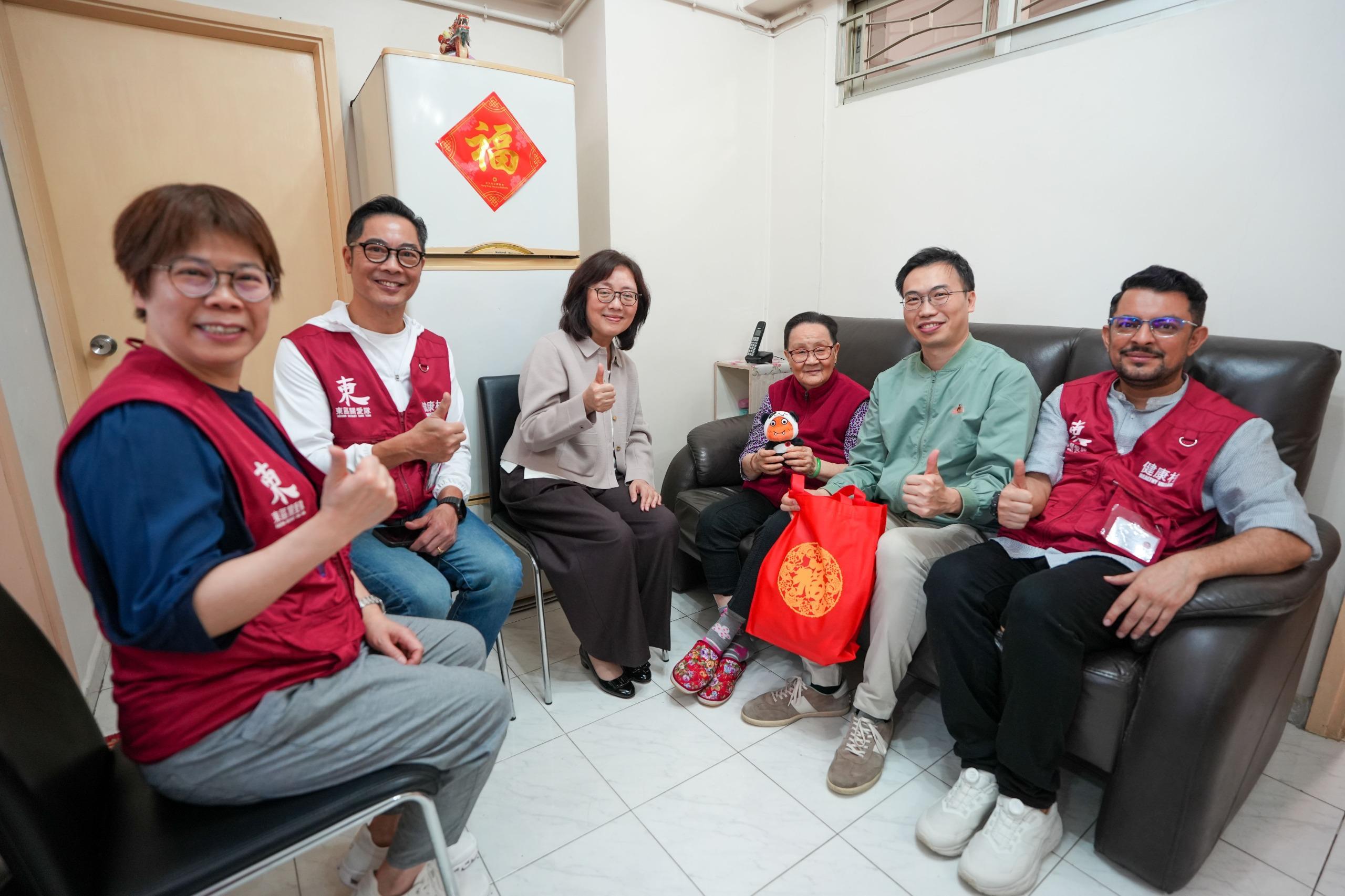 The Secretary for Development, Ms Bernadette Linn (third left), accompanied by the District Officer (Eastern), Mr Henry Lai (second right), together with a District Council member and an ethnic minority representative from the District Services and Community Care Team of Eastern District, visited an ethnic minority family and an elderly singleton living in Model Housing Estate today (February 16).