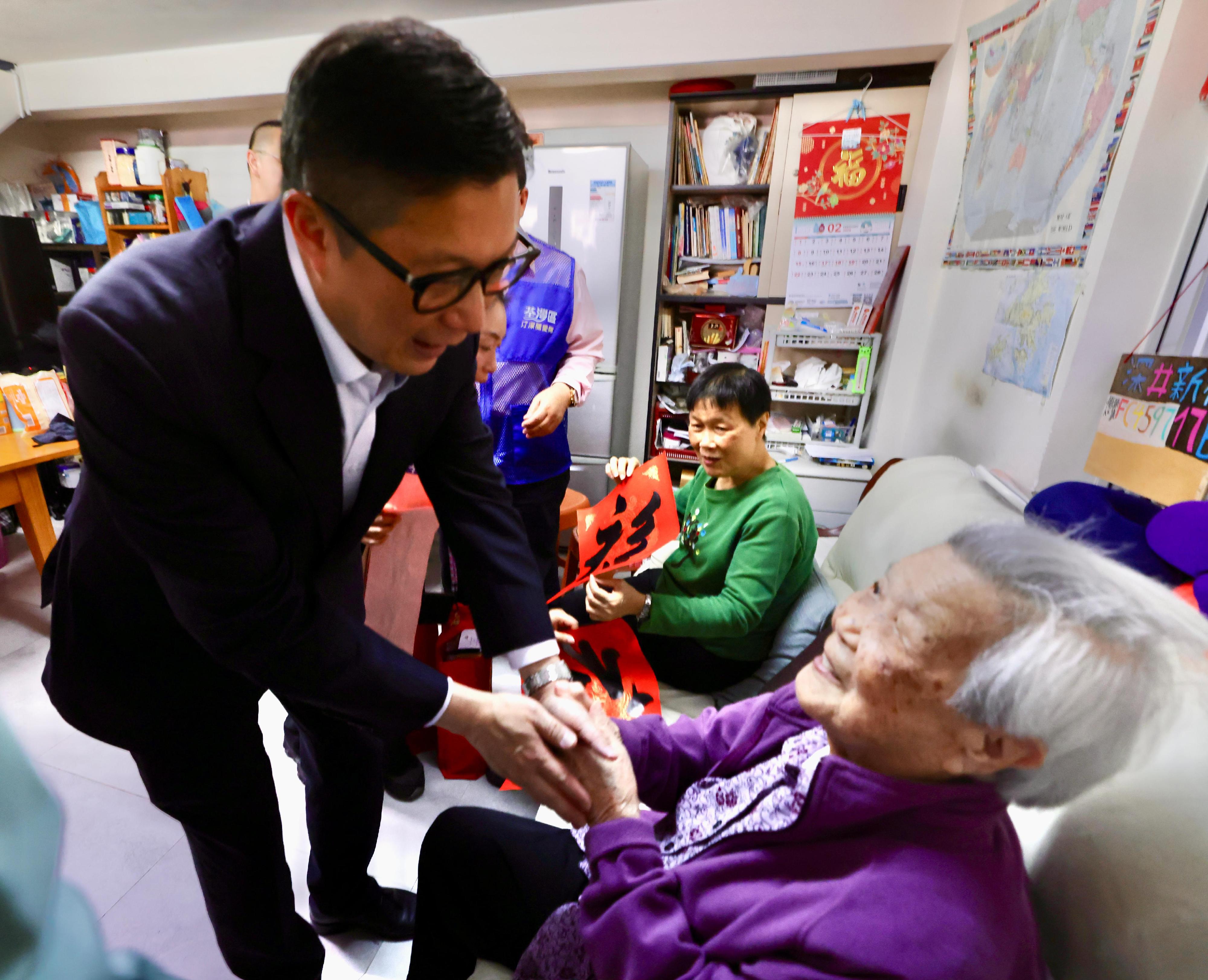 The Secretary for Security, Mr Tang Ping-keung (left), visits an elderly family living in Sham Tseng today (February 16) to engage them in warm conversations and send seasonal greetings.