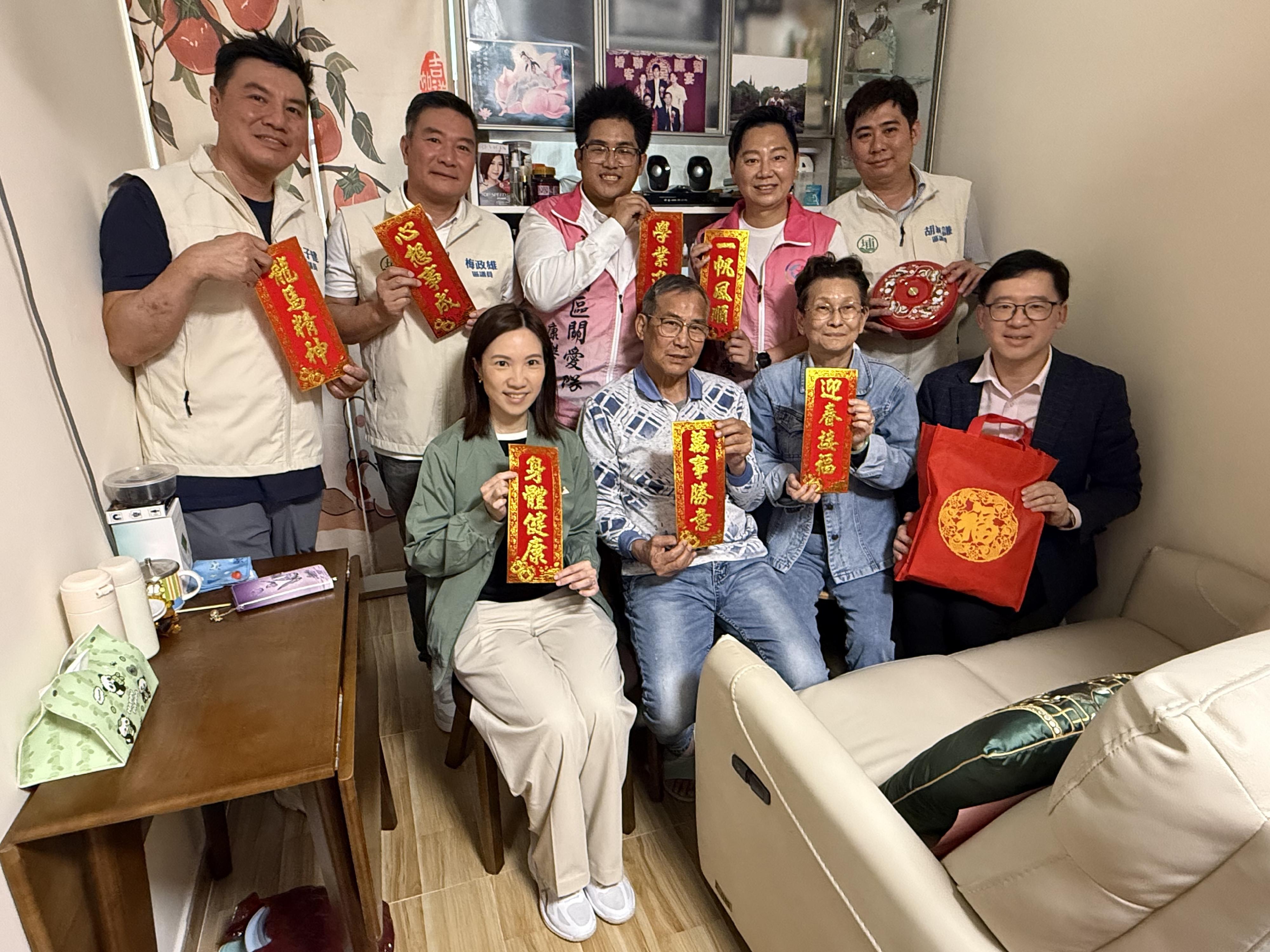 The Acting Secretary for Constitutional and Mainland Affairs, Mr Clement Woo (front row, first right), accompanied by the District Officer (Tai Po), Ms Tiffany Chung (front row, first left), together with District Council members and representatives from the Care Team of Tai Po District, visited a doubleton elderly household living in Fu Tip Estate in Tai Po today (February 16).