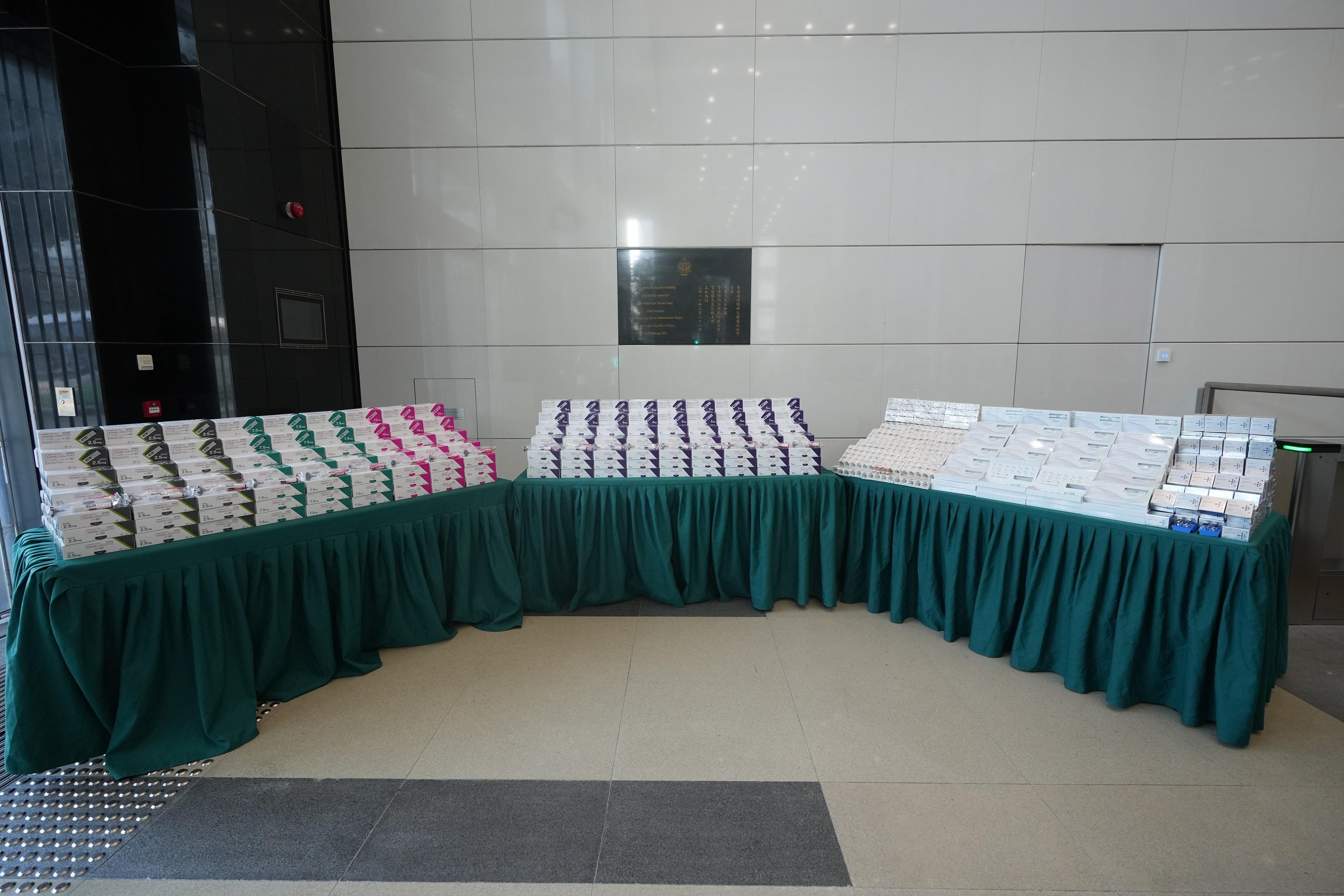 因應近期社會對不同類型針劑及藥物需求殷切，相關走私案件亦有上升趨勢，香港海關遂採取特別行動，自一月下旬起加強打擊走私受管制針劑及藥物的執法力度。行動至今，海關共偵破九宗懷疑非法走私針劑及藥物的案件。圖示檢獲的懷疑非法走私針劑。
