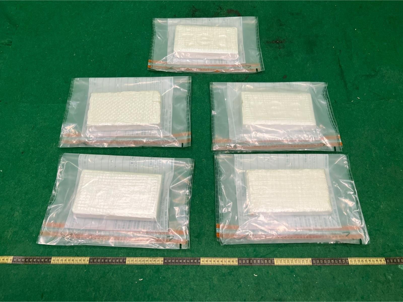 Hong Kong Customs yesterday (February 15) detected two drug trafficking cases involving passengers at Hong Kong International Airport and seized about 10 kilograms of suspected cocaine, with a total estimated market value of about $9 million. Two males were arrested. Photo shows the suspected cocaine seized.