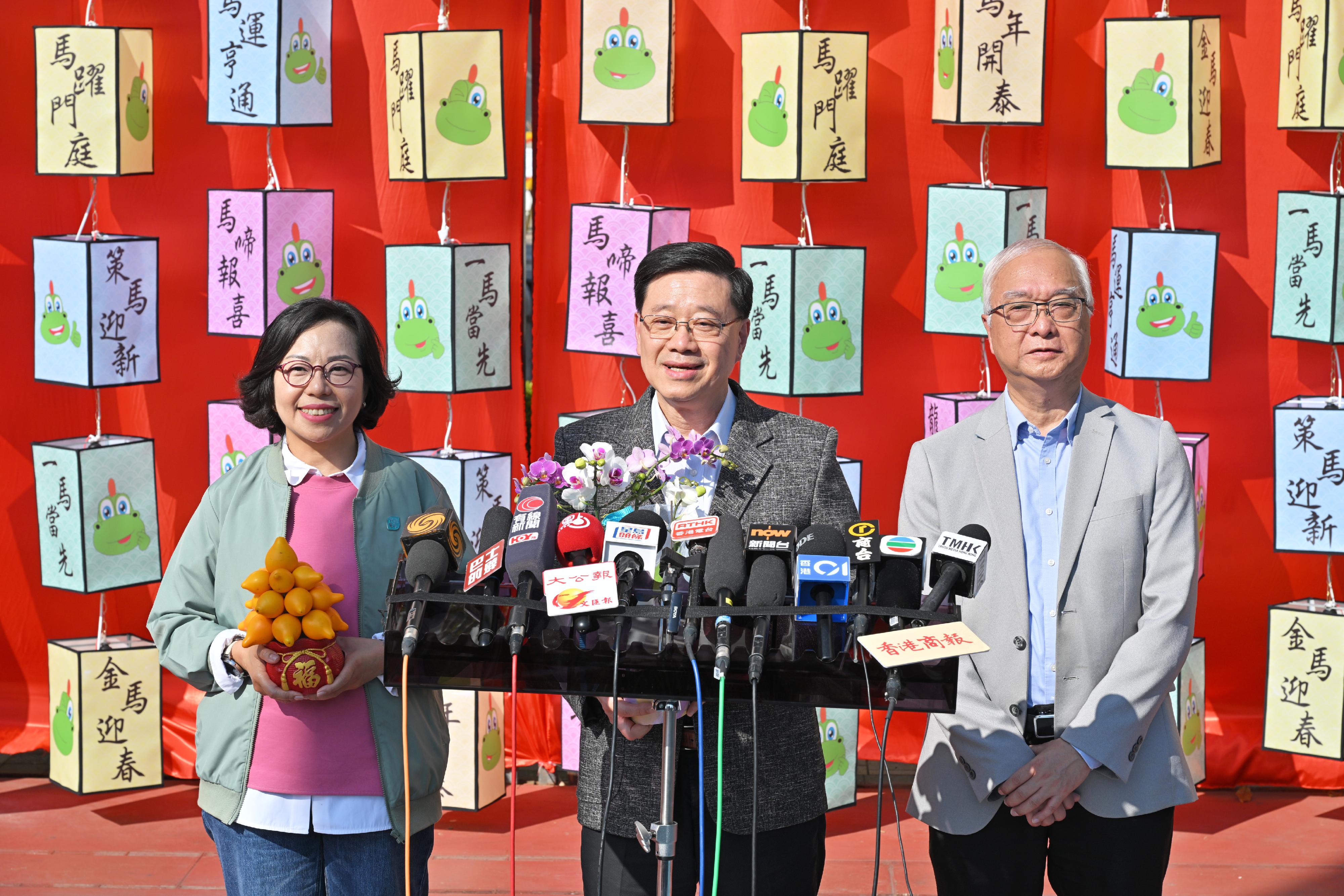 行政長官李家超（中）今日（二月十六日）到訪觀塘遊樂場農曆新年年宵市場後，在環境及生態局局長謝展寰（右）和民政及青年事務局局長麥美娟（左）陪同下會見傳媒。