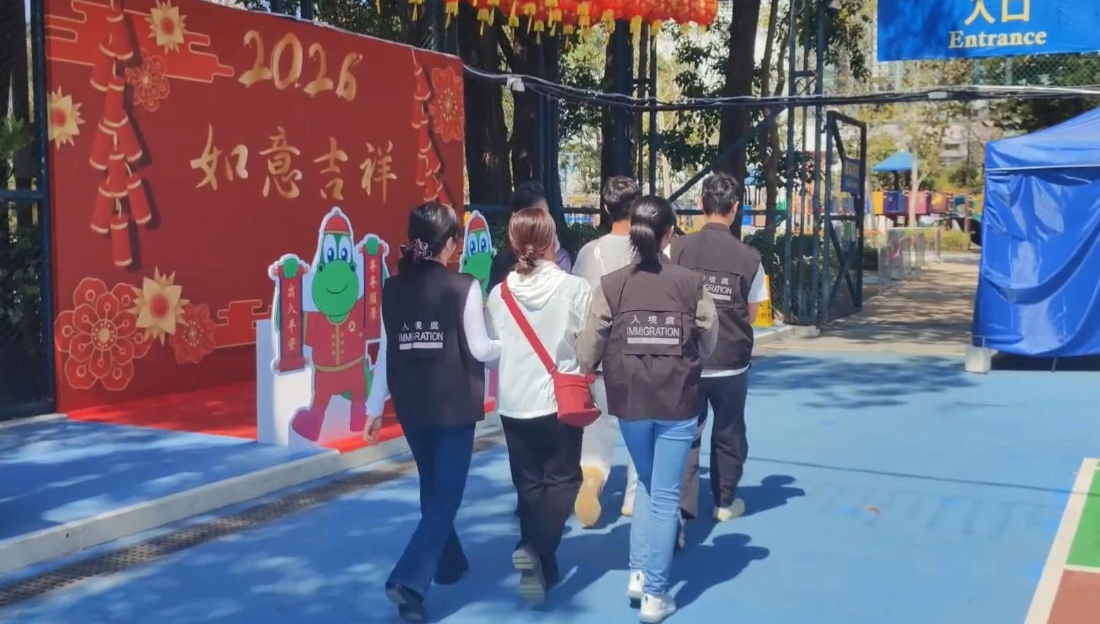 入境事務處於二月六日至昨日（二月十五日）在全港多區展開反非法勞工行動。圖示懷疑非法勞工在行動中被捕。