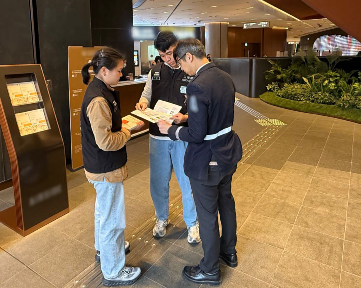 The Immigration Department mounted a series of territory-wide anti-illegal worker operations from February 6 to yesterday (February 15). Photo shows Immigration Task Force officers distributing "Don't Employ Illegal Workers" leaflets to retailer.