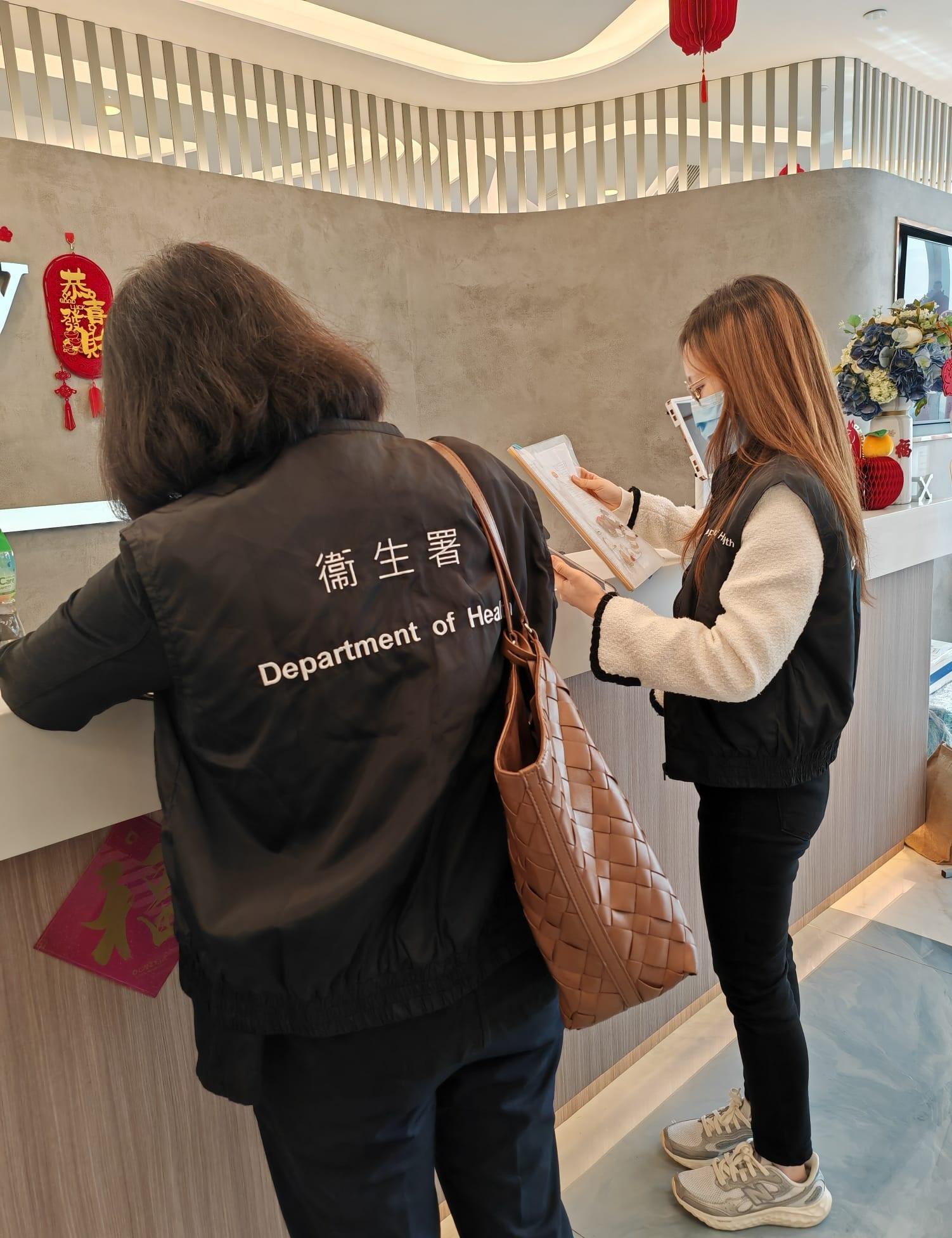 鑑於衞生署近日調查發現有店鋪涉嫌非法為顧客進行Regenera Activa生髮（一種自體細胞移植醫療程序，簡稱RGA）或高濃度血小板血漿注射，違反《私營醫療機構條例》（第633章）（《條例》）中禁止無牌營辦日間醫療中心的規定，衞生署今日（二月十六日）到全港超過30間於其網頁宣稱提供同類服務的店鋪，調查是否涉及無牌營辦日間醫療中心的非法行為，以保障市民健康。