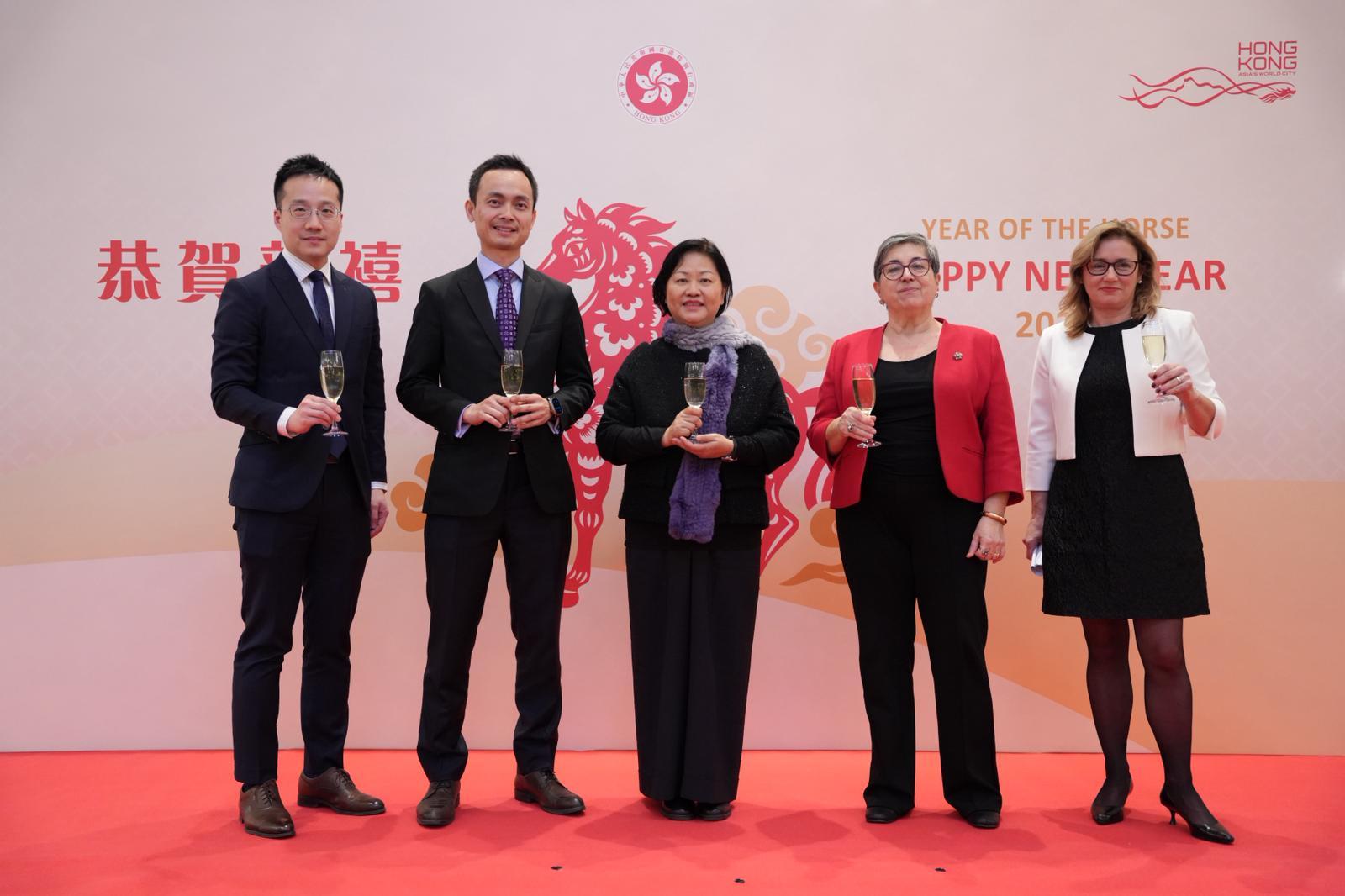 香港駐布魯塞爾經濟貿易辦事處（駐布魯塞爾經貿辦）於二月十二日（伊斯坦堡時間）在土耳其伊斯坦堡舉行新春晚宴，作為馬年慶祝活動系列的一部份。圖示（左起）駐布魯塞爾經貿辦副代表吳肇基；香港貿易發展局歐洲、中亞及以色列首席代表盧逸峰；香港駐歐洲聯盟特派代表翁佩雯；香港貿易發展局駐土耳其顧問Perran Ersu；香港投資推廣署駐伊斯坦堡辦事處首席顧問Nese Secer，在晚宴上舉杯祝賀。