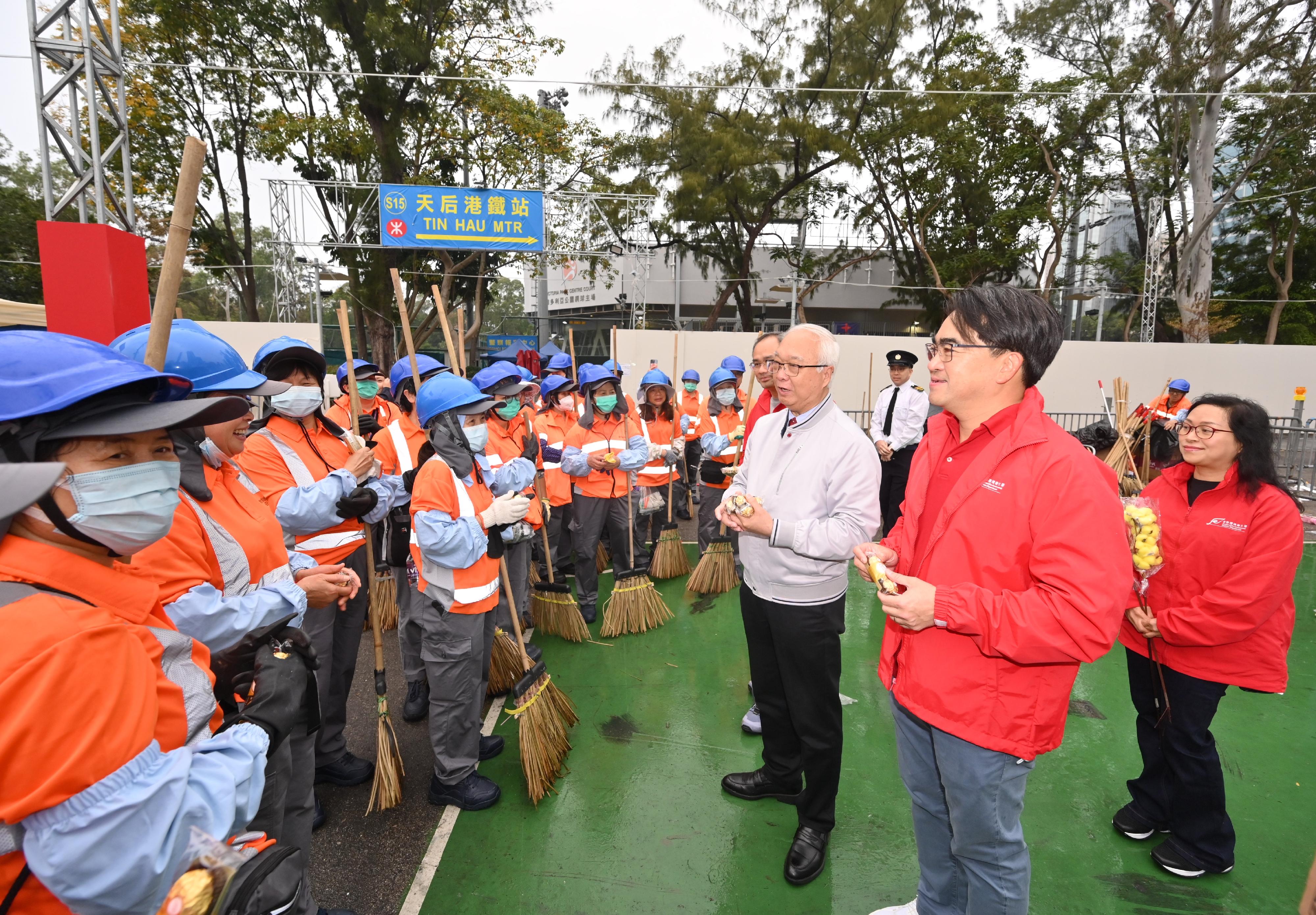 The 2026 Lunar New Year (LNY) fairs concluded successfully at 7am today (February 17). Photo shows the Secretary for Environment and Ecology, Mr Tse Chin-wan (third right), and the Director of Food and Environmental Hygiene, Mr Donald Ng (second right), inspecting cleansing workers cleaning up the Victoria Park LNY Fair site after the fair ended.