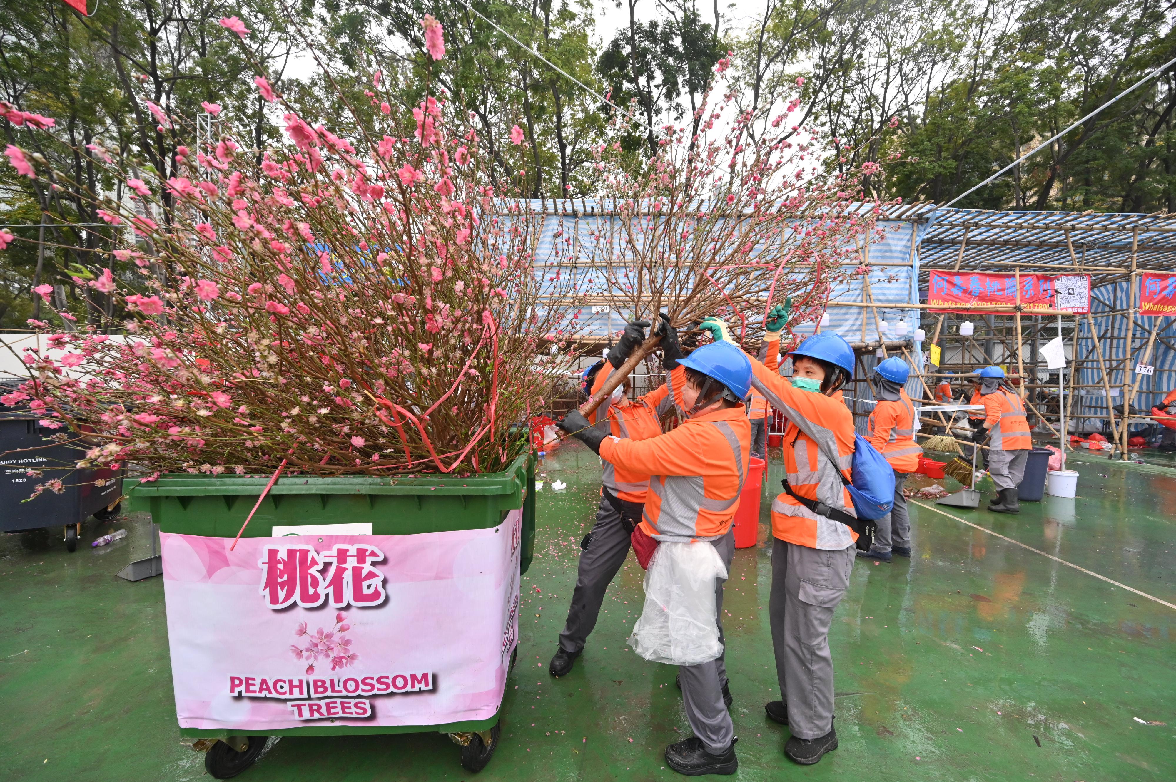 The 2026 Lunar New Year (LNY) fairs concluded successfully at 7am today (February 17). Photo shows cleansing workers cleaning up the Victoria Park LNY Fair site after the fair ended.
