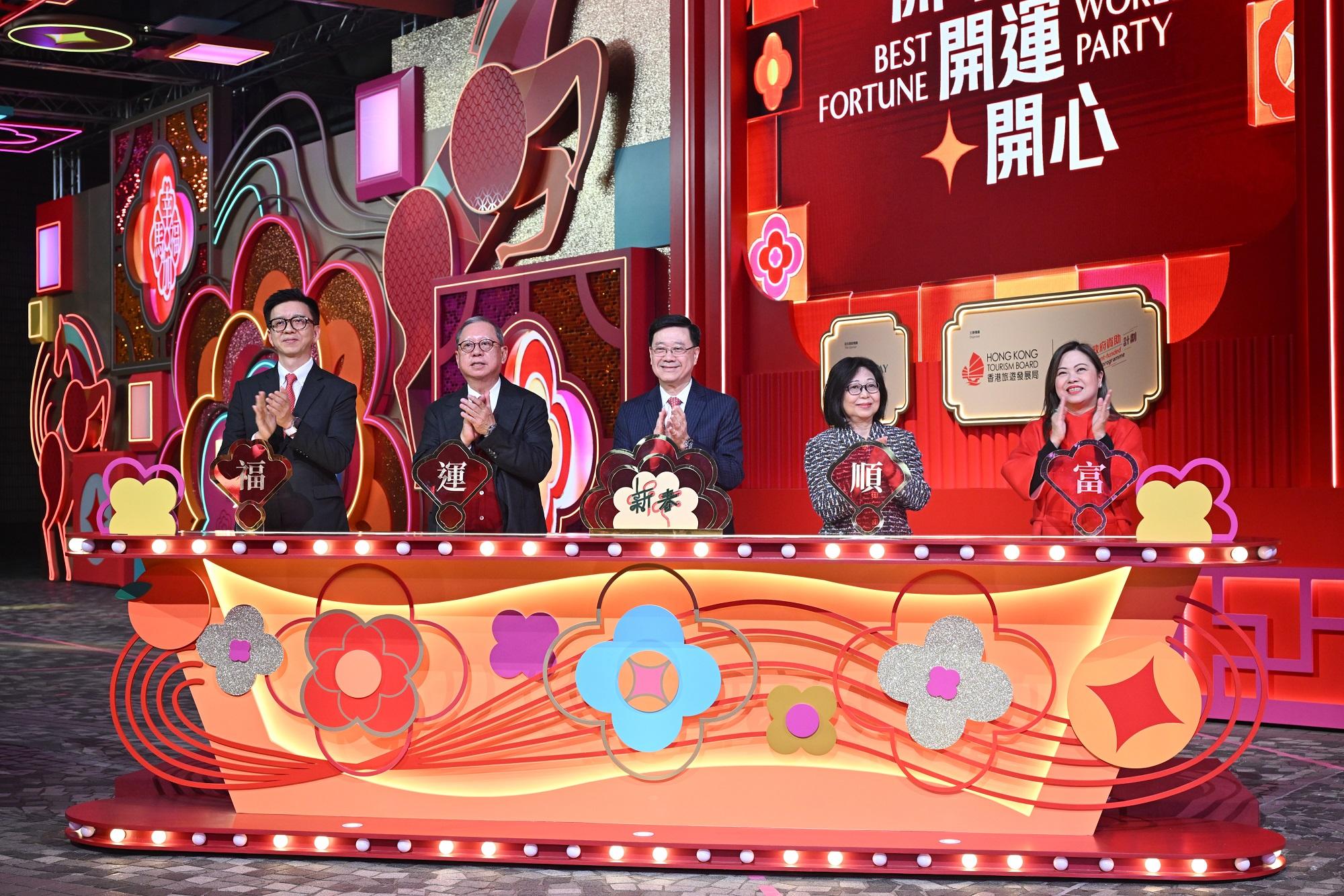 The Chief Executive, Mr John Lee, attended the 2026 International Chinese New Year Night Parade tonight (February 17). Photo shows (from left) the Chief Executive Officer of the Cathay Pacific Group, Mr Ronald Lam; the Chairman of the Hong Kong Tourism Board, Dr Peter Lam; Mr Lee and his wife; and the Secretary for Culture, Sports and Tourism, Miss Rosanna Law, officiating at the kick-off ceremony.