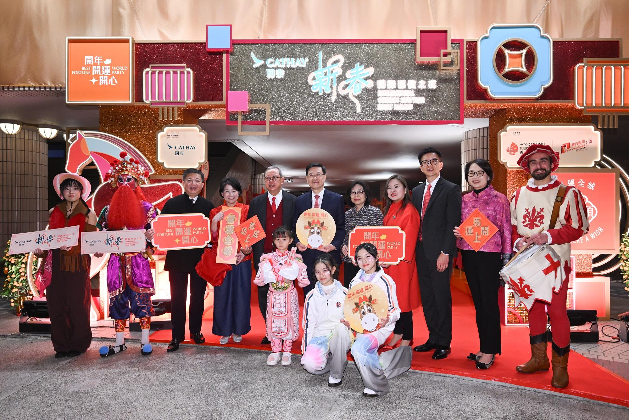 The Chief Executive, Mr John Lee, attended the 2026 International Chinese New Year Night Parade tonight (February 17). Photo shows (from third right, back row) the Chief Executive Officer of the Cathay Pacific Group, Mr Ronald Lam; the Secretary for Culture, Sports and Tourism, Miss Rosanna Law; Mr Lee and his wife; the Chairman of the Hong Kong Tourism Board, Dr Peter Lam; and the Permanent Secretary for Culture, Sports and Tourism, Ms Vivian Sum, with the performance groups.