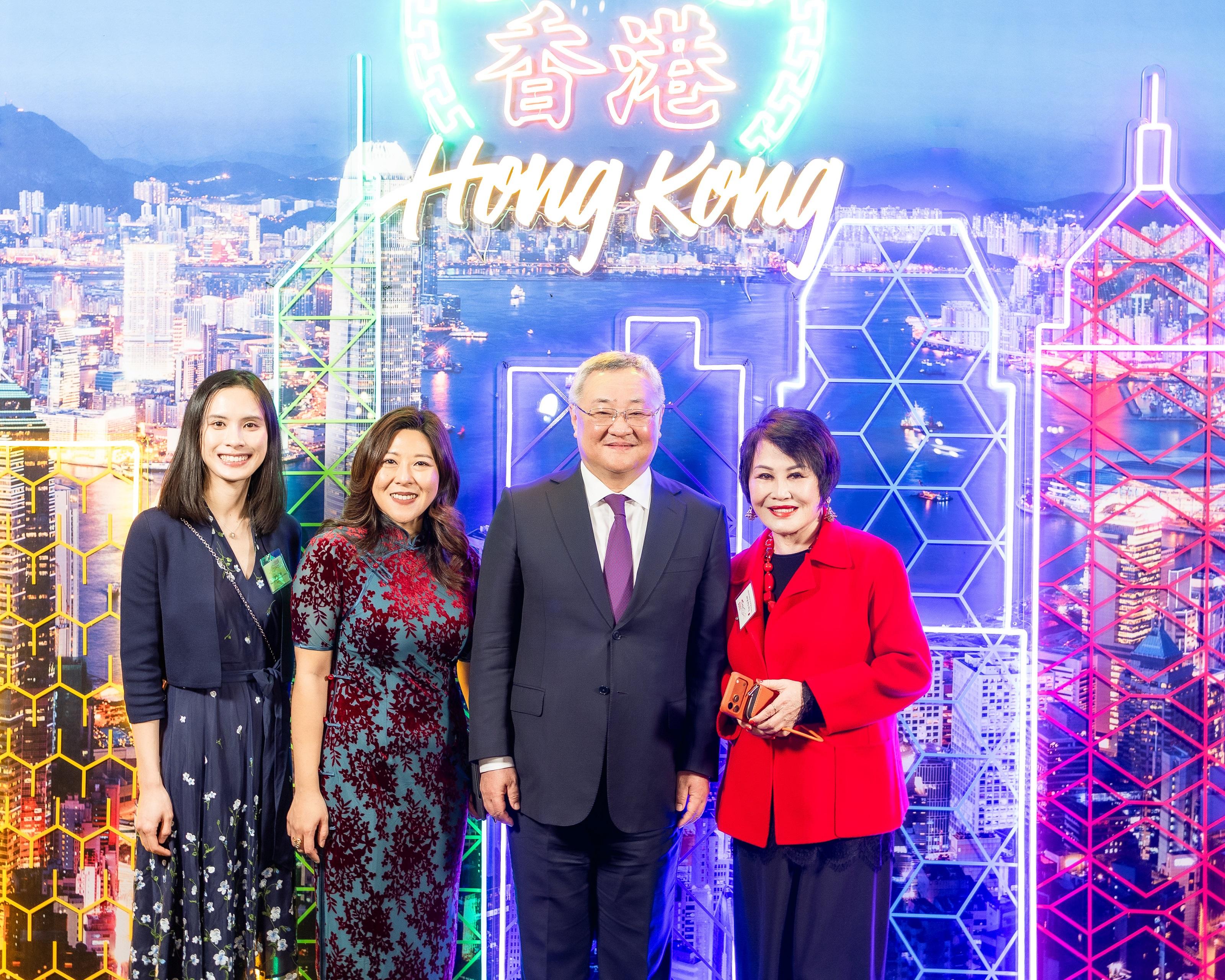 香港駐紐約經濟貿易辦事處(香港駐紐約經貿辦)於二月十八日(紐約時間)在紐約舉行一年一度的香港新春酒會,喜迎馬年。 圖示香港駐紐約經貿辦處長何美智(左二)與中國常駐聯合國代表傅聰大使(右二)、華美協進社聯合主席及企業家靳羽西(右一),及香港駐紐約經濟貿易辦事處副處長莊德妍(左一)合影。