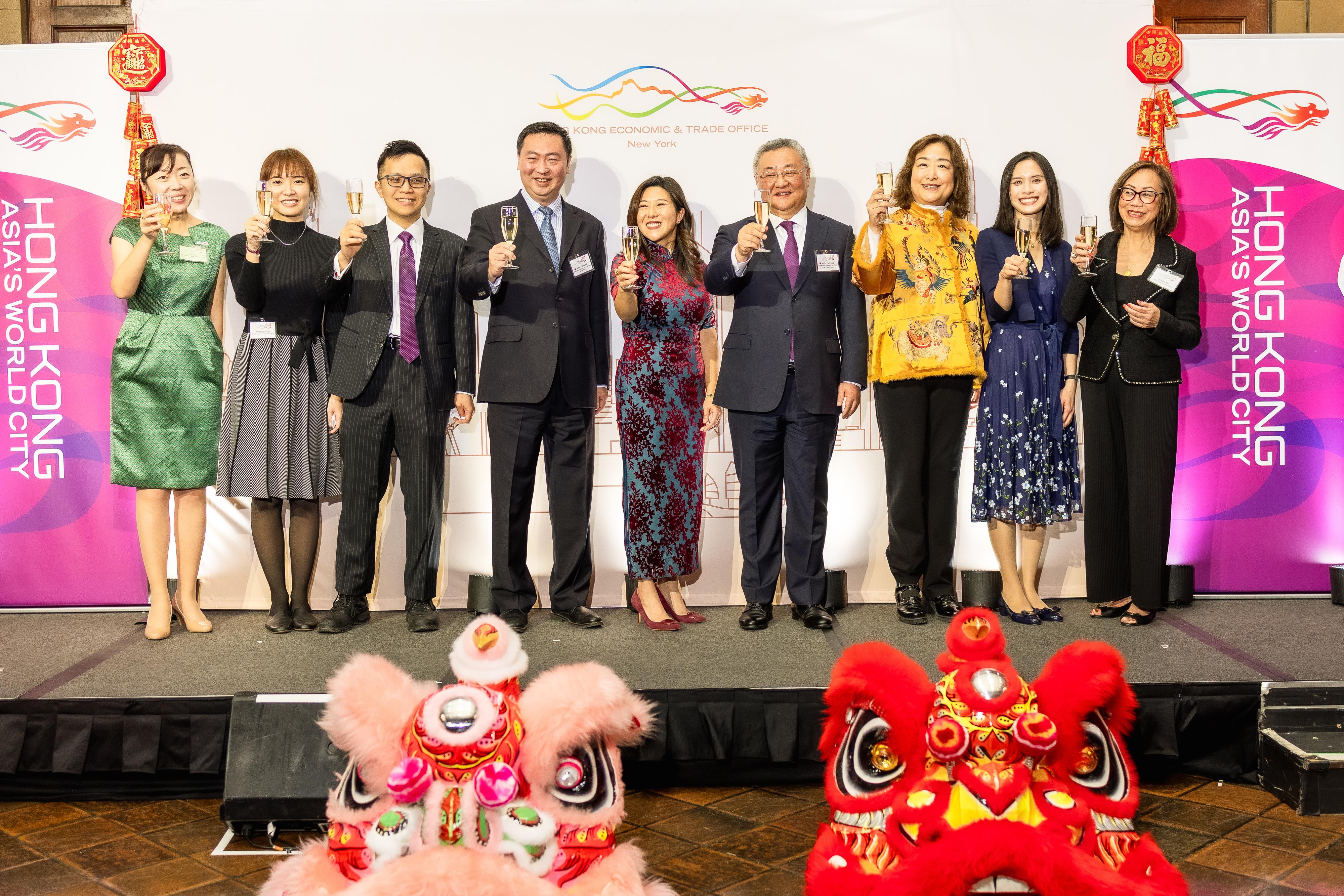 香港駐紐約經濟貿易辦事處(香港駐紐約經貿辦)於二月十八日(紐約時間)在紐約舉行一年一度的香港新春酒會,喜迎馬年。 圖示香港駐紐約經貿辦處長何美智(中)和其他主禮嘉賓祝酒。