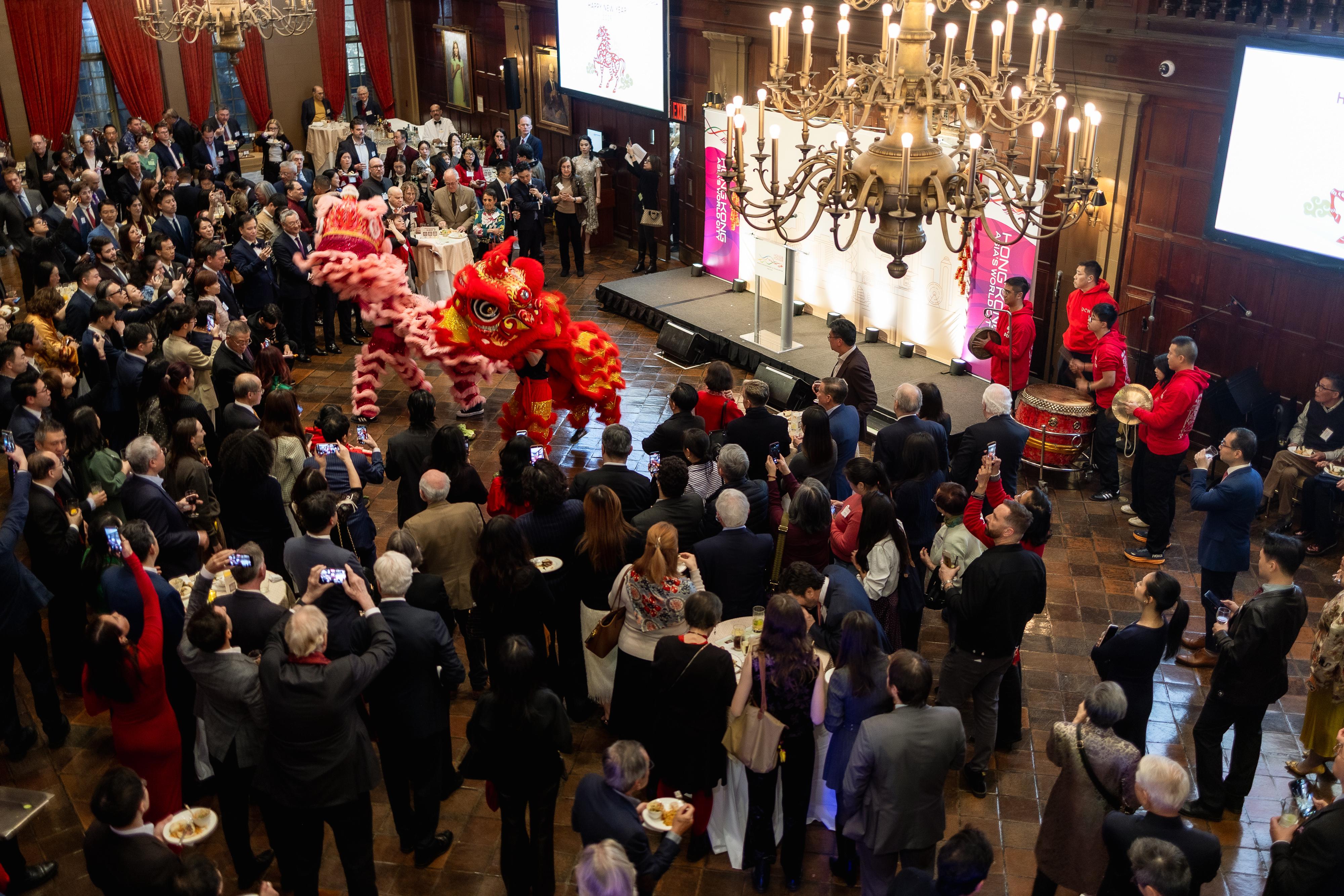The Hong Kong Economic and Trade Office in New York welcomed the Year of the Horse at its annual Hong Kong Spring Reception in New York on February 18 (New York time). Photo shows guests enjoying a lion dance performance.