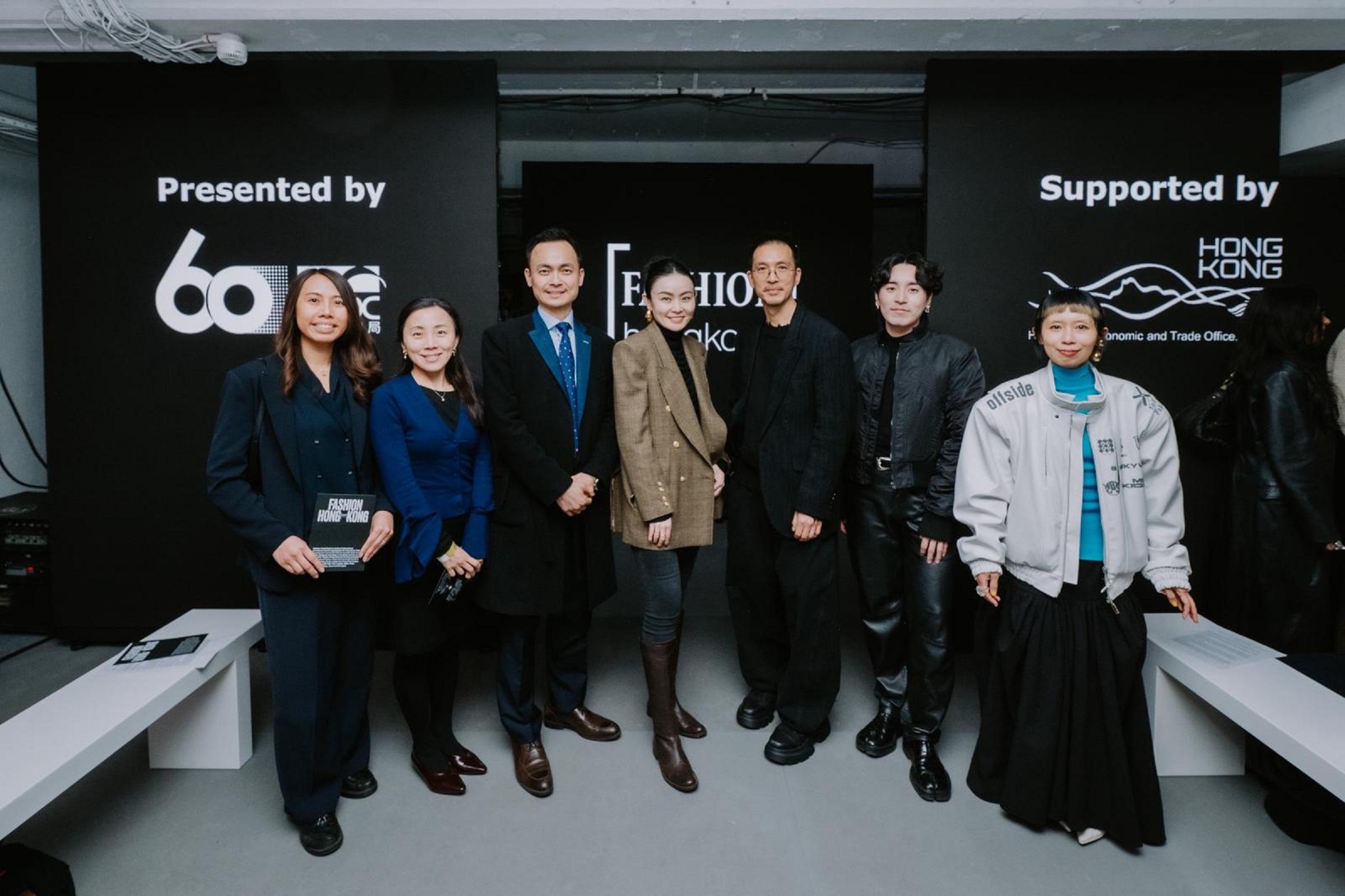 香港駐倫敦經濟貿易辦事處(駐倫敦經貿辦)於二月十九日(倫敦時間)支持二○二六秋冬倫敦時裝周Fashion Hong Kong活動,展示四個傑出香港時裝品牌。圖示(左起)駐倫敦經貿辦副處長黃凱鈴、香港貿易發展局(香港貿發局)英國、北歐及愛爾蘭代表高琳琳、香港貿發局歐洲首席代表盧逸峰、Bettie Haute Couture設計師Bettie Jiang、HARRISON WONG設計師Harrison Wong、ANGUS TSUI設計師Angus Tsui及selfFab.設計師Menu Tsai。