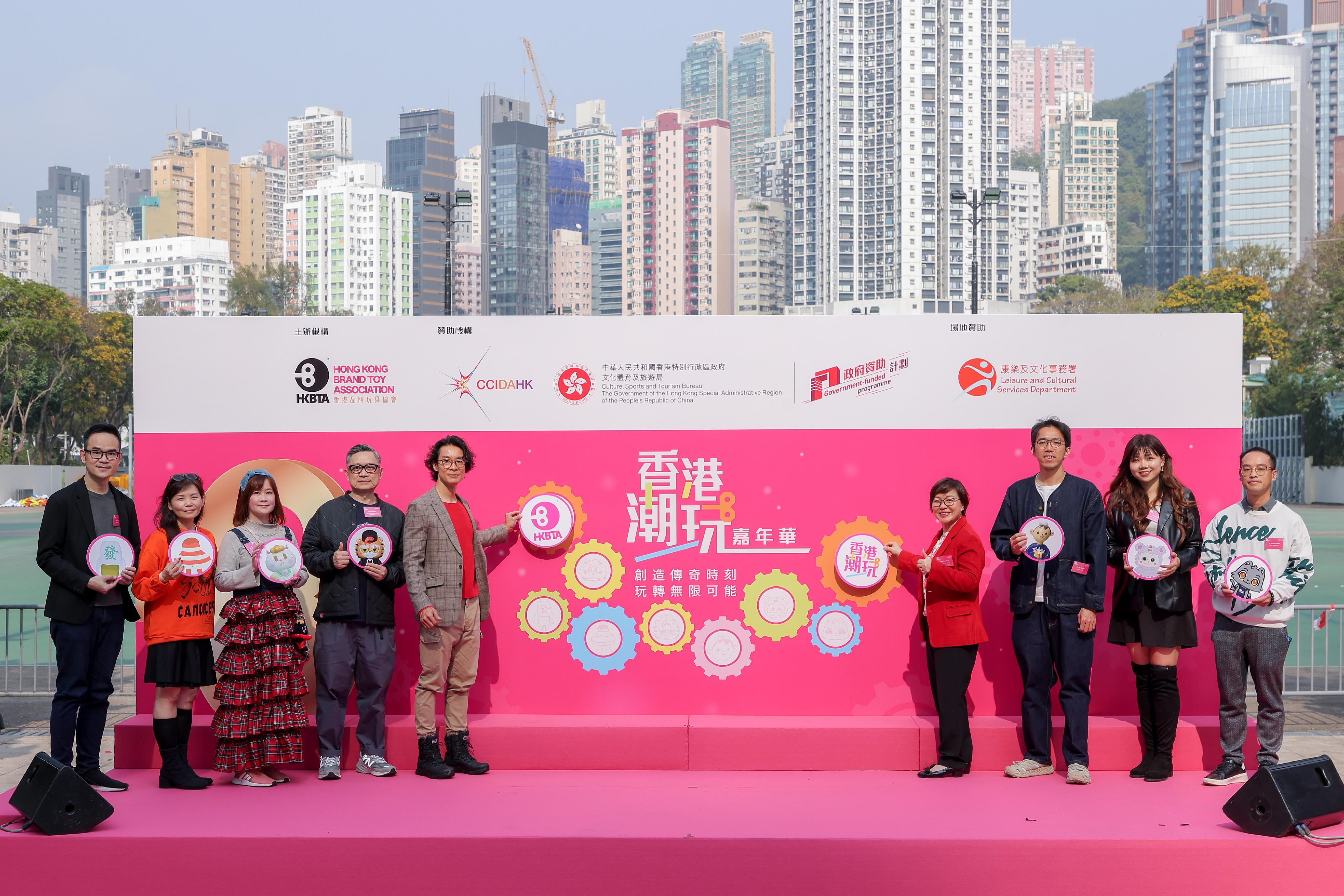 The Hong Kong Art Toys Carnival sponsored by the Cultural and Creative Industries Development Agency was launched at Victoria Park today (February 20). Photo shows Acting Commissioner for Cultural and Creative Industries Miss Yvonne Ip (fourth right) and the Vice Chairman of the Hong Kong Brand Toy Association, Mr Jeffrey Ng (centre), together with creators.