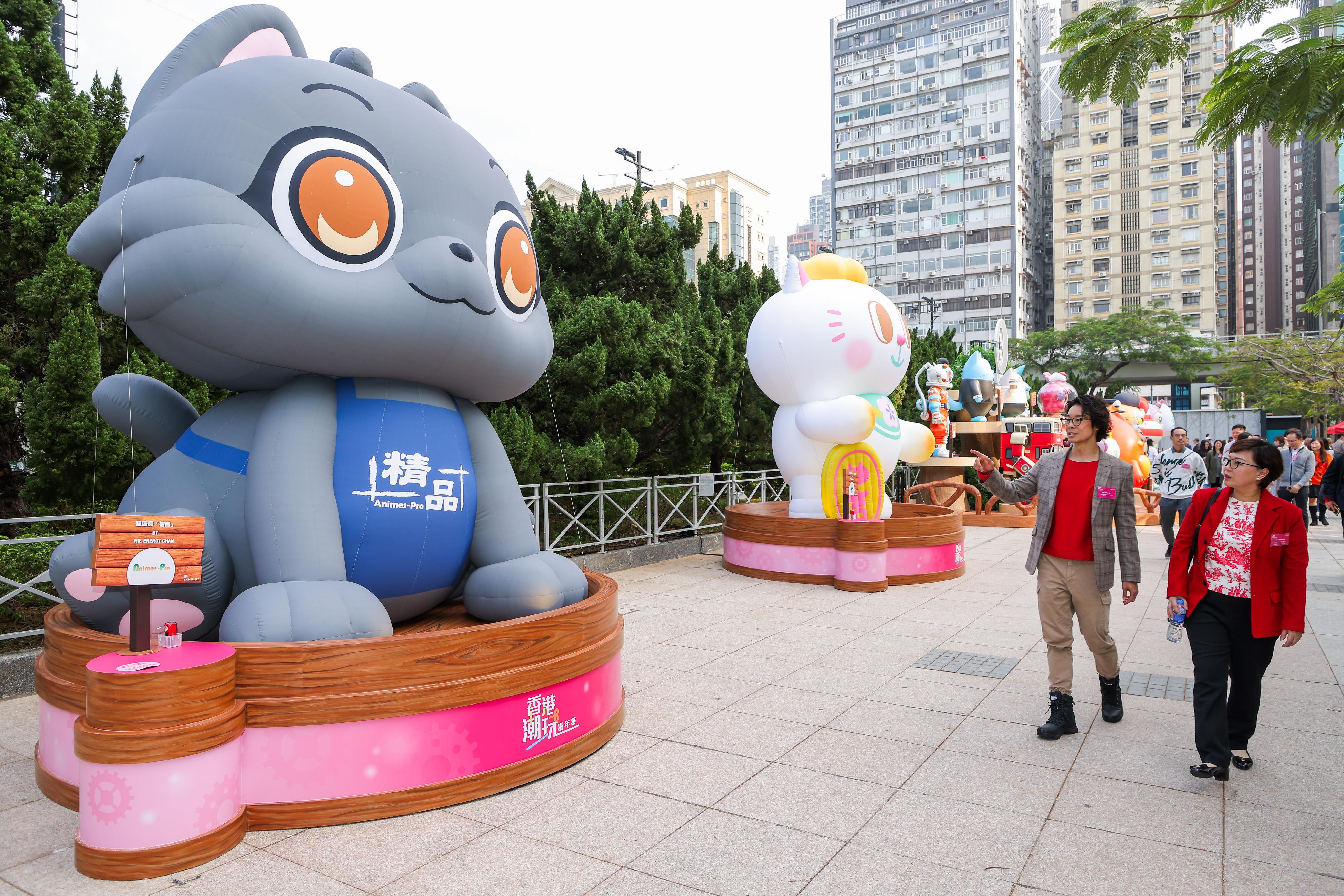 The Hong Kong Art Toys Carnival sponsored by the Cultural and Creative Industries Development Agency was launched at Victoria Park today (February 20), unveiling seven new popular original intellectual property sizable inflatable figures by local art toys creative teams. Photo shows Acting Commissioner for Cultural and Creative Industries Miss Yvonne Ip (first right) and the Vice Chairman of the Hong Kong Brand Toy Association, Mr Jeffrey Ng (second right), viewing the sizable inflatable figures.
