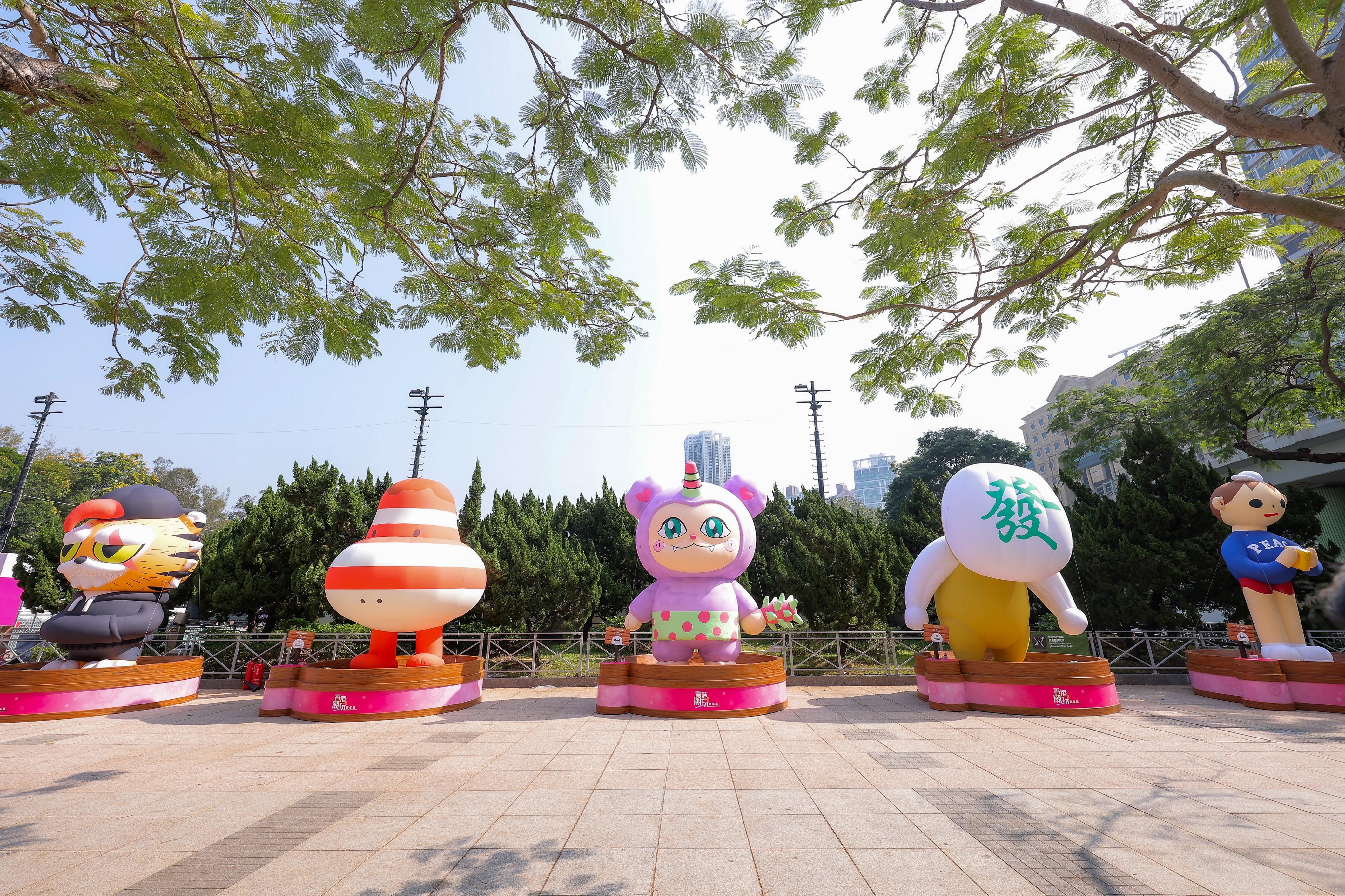 文創產業發展處資助的香港潮玩嘉年華今日(二月二十日)在維多利亞公園揭幕,首度展出本地潮流玩具單位的七個全新人氣原創知識產權大型充氣公仔。圖示部分大型充氣公仔。