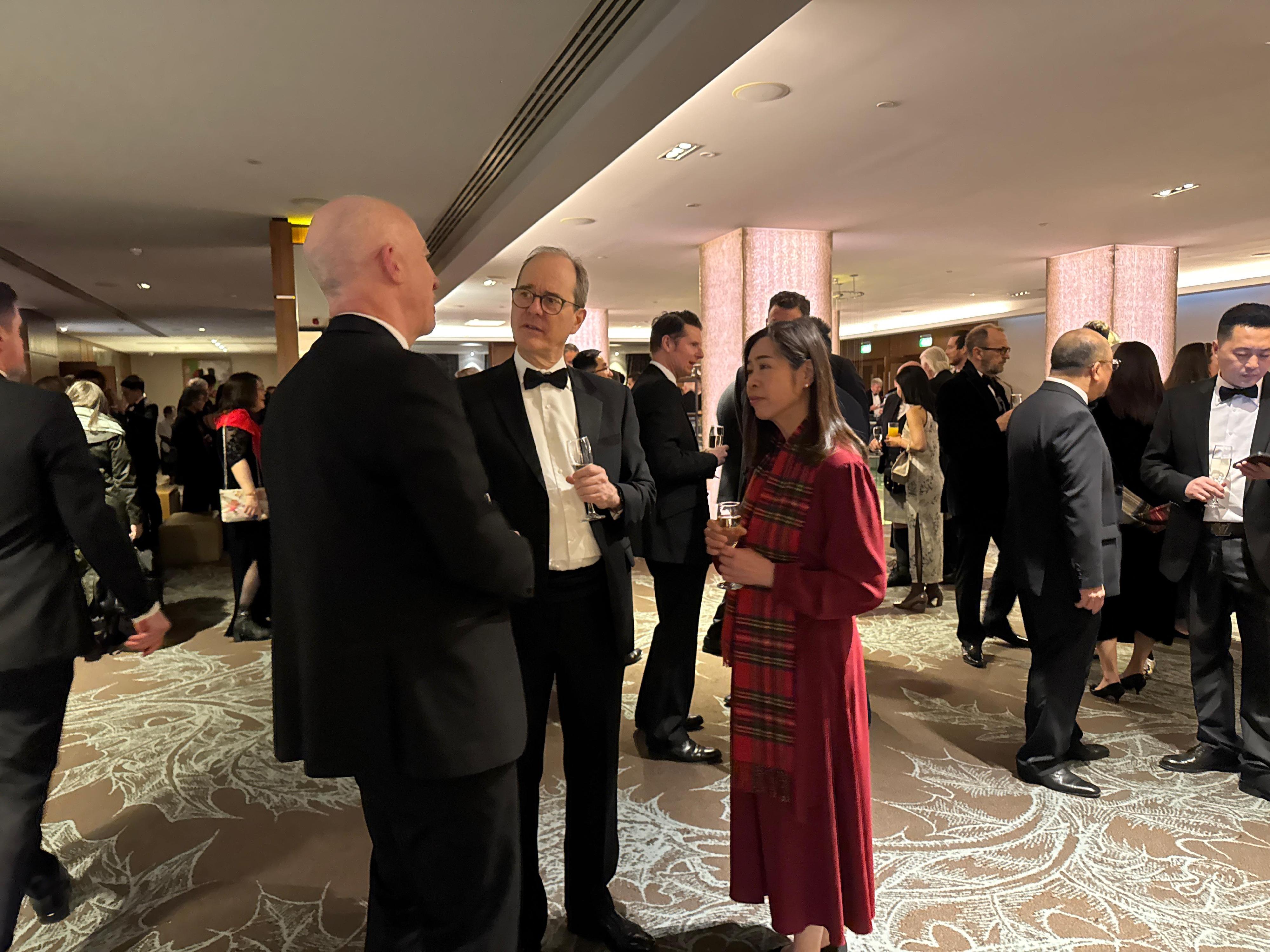 香港駐倫敦經濟貿易辦事處(駐倫敦經貿辦)、投資推廣署,以及香港貿易發展局於二月十九日(愛丁堡時間)在在蘇格蘭愛丁堡支持英中貿易協會舉辦彭斯之夜新春晚宴。圖示駐倫敦經貿辦處長周雪梅(前排右)和英中貿易協會主席吳思田爵士(前排中)。