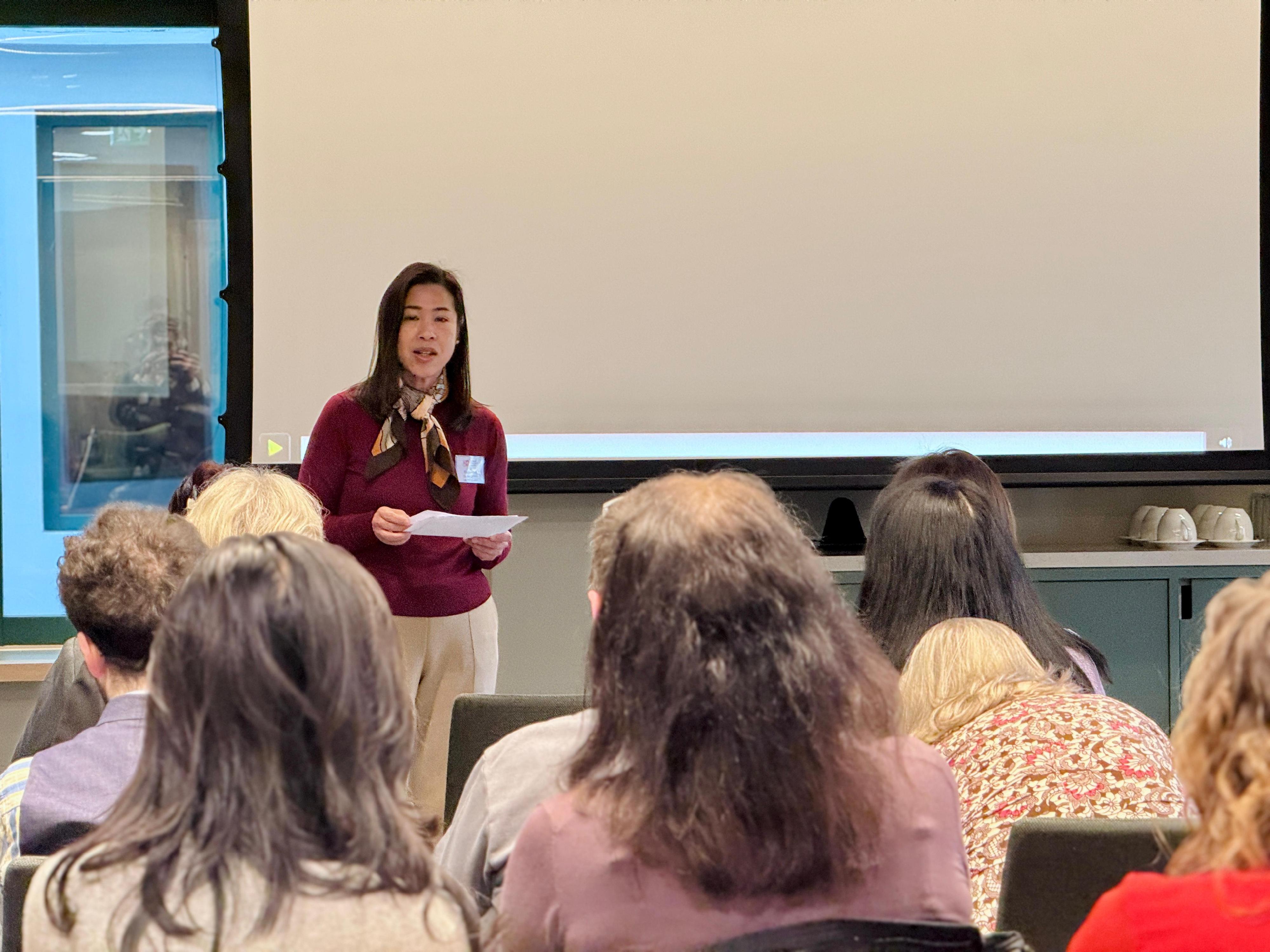 The China-Britain Business Council’s Education Forum took place in Edinburgh, Scotland, on the morning of February 20 (Edinburgh time). Photo shows the Director-General of the Hong Kong Economic and Trade Office in London, Miss Fiona Chau, speaking at the event.