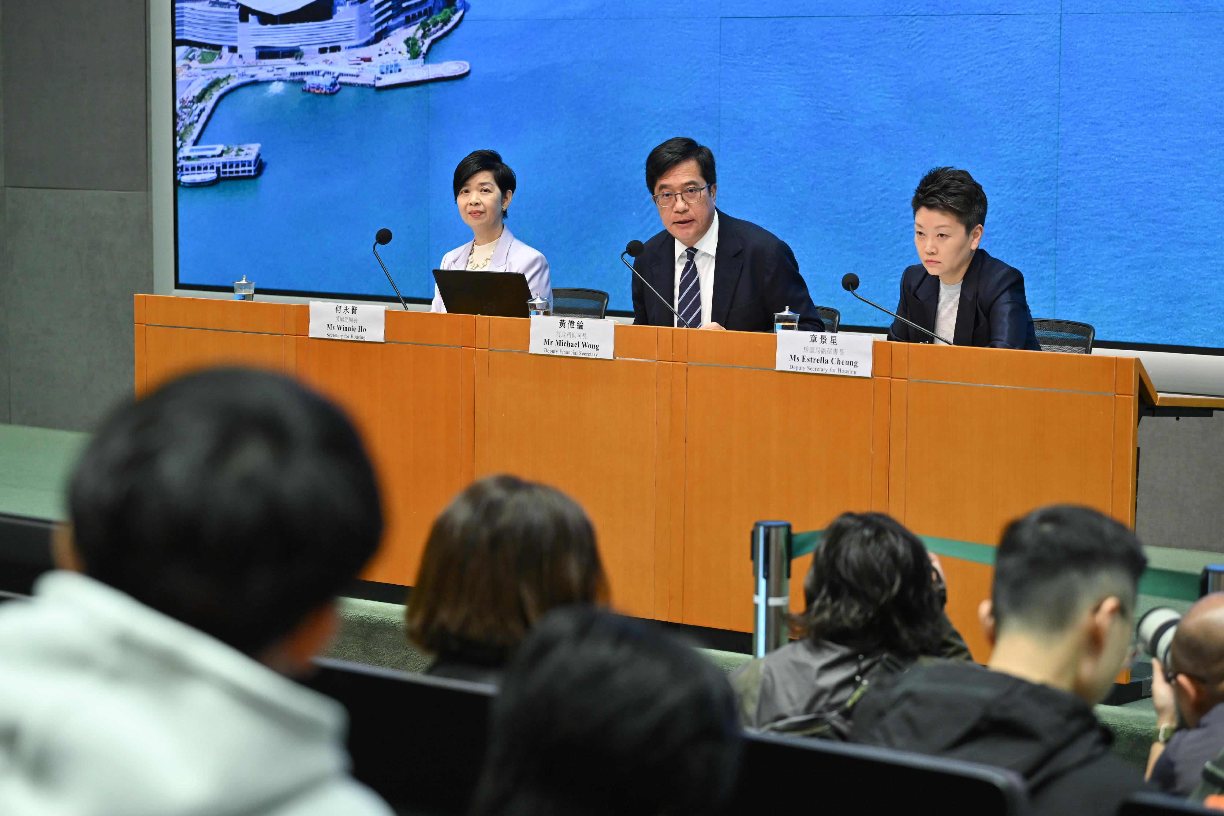 財政司副司長黃偉綸(中)聯同房屋局局長何永賢(左)和房屋局副秘書長章景星(右)今日(二月二十一日)舉行記者會,公布大埔宏福苑長遠居住安排方案。