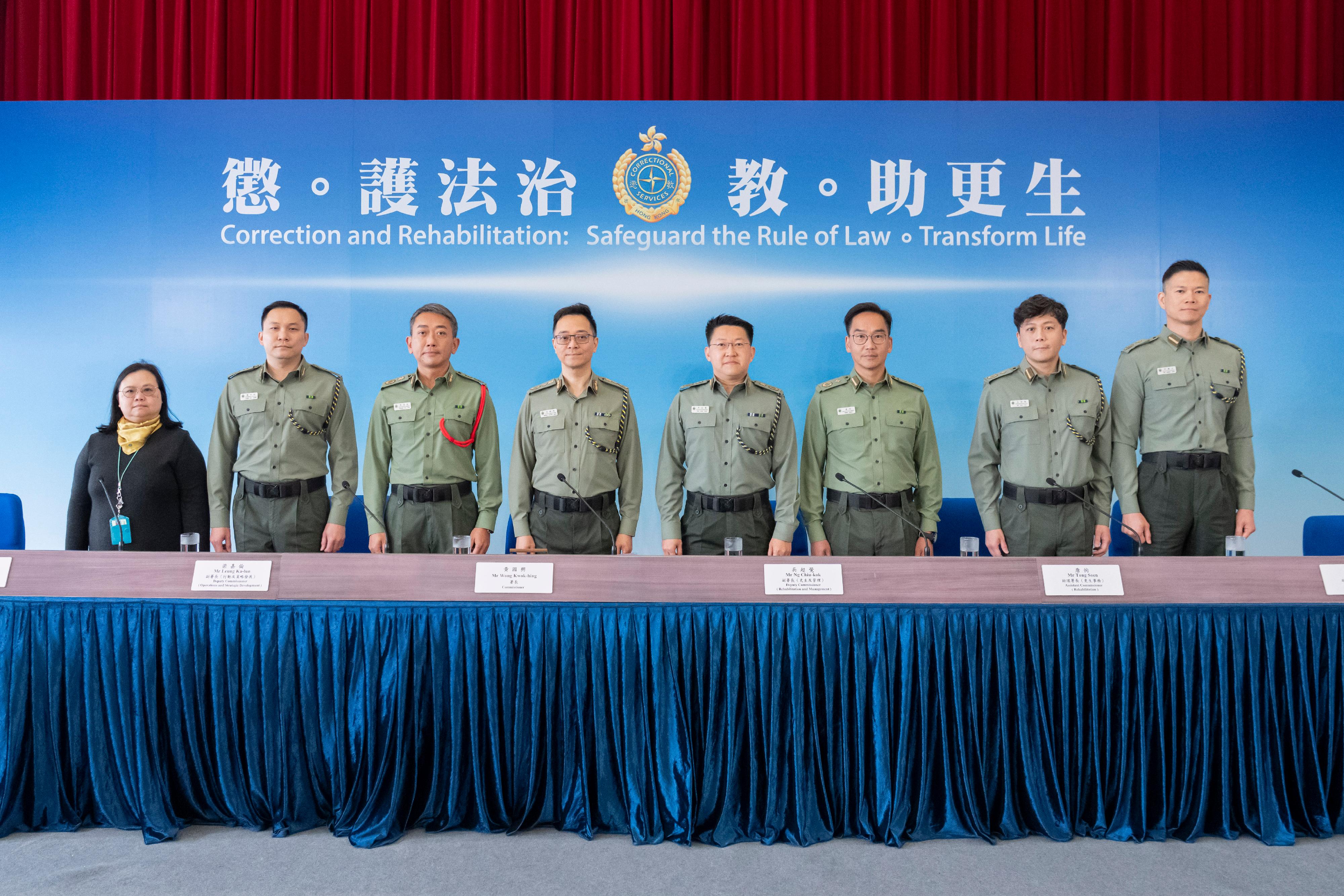 懲教署署長黃國興今日（二月二十三日）主持新聞發布會，回顧懲教署二○二五年的工作並展望未來。其他出席記者會的首長級人員為（左起）政務秘書黃展翹博士、助理署長（行動）陳少恒、副署長（行動及策略發展）梁嘉倫、黃國興、副署長（更生及管理）吳超覺、助理署長（更生事務）唐恂、助理署長（服務質素）吳樹勳及助理署長（人力資源）何國文。