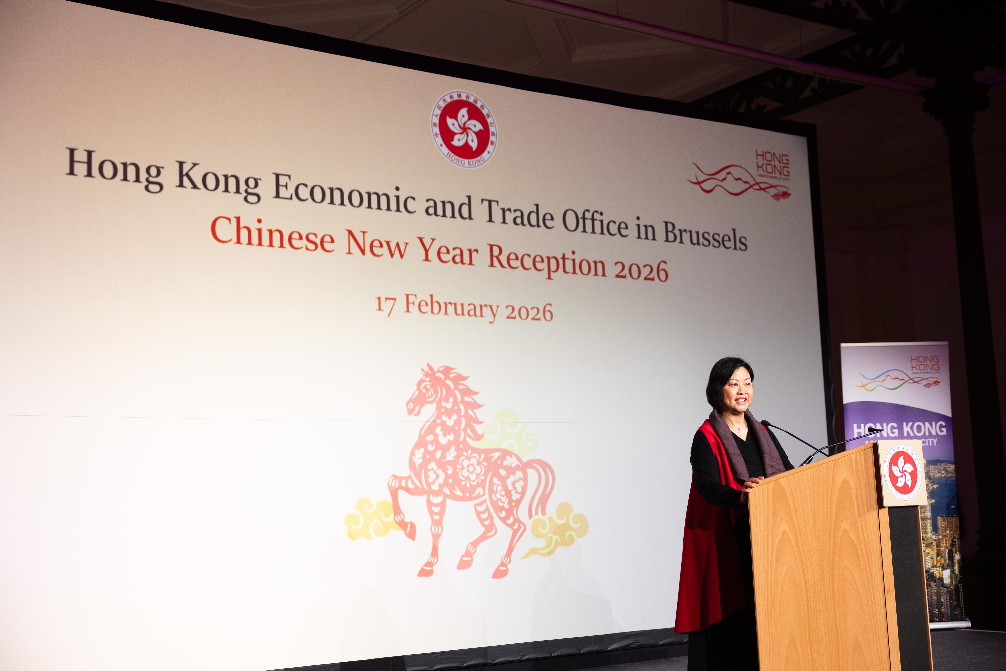 香港駐布魯塞爾經濟貿易辦事處於二月十七日（布魯塞爾時間）在比利時布魯塞爾舉行新春酒會，作為馬年其中一項慶祝活動。圖示香港駐歐洲聯盟特派代表翁佩雯在酒會上致辭。