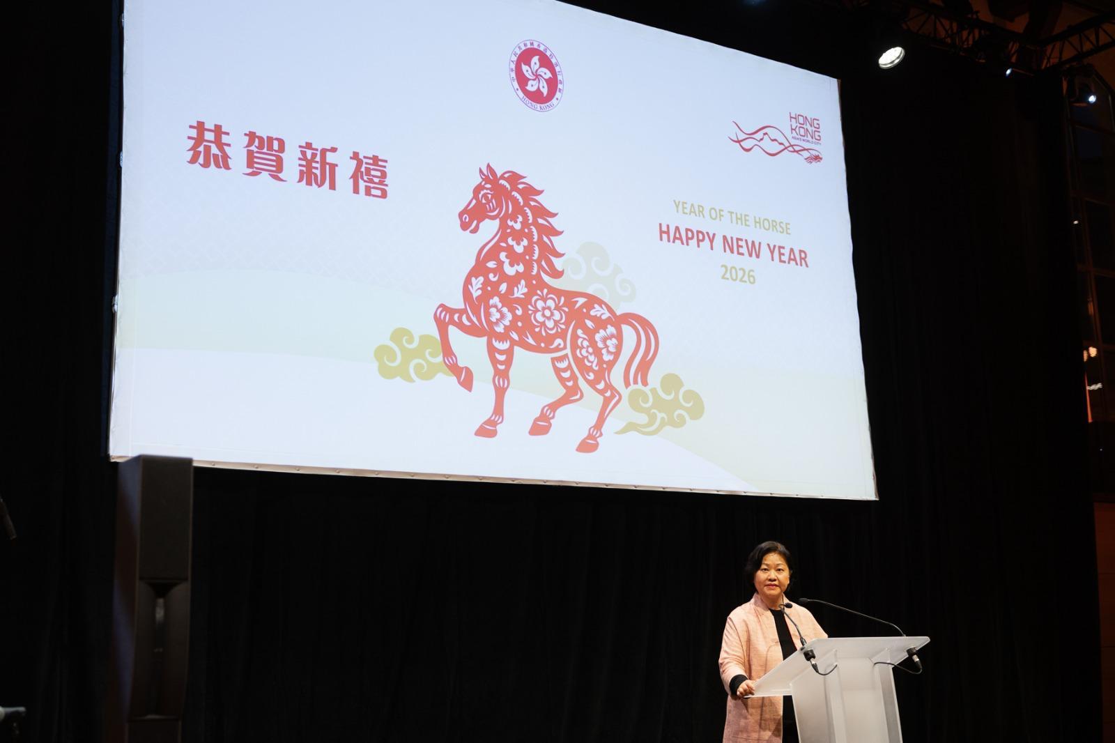 香港駐布魯塞爾經濟貿易辦事處於二月十九日（巴黎時間）在法國巴黎舉行新春酒會，作為馬年其中一項慶祝活動。圖示香港駐歐洲聯盟特派代表翁佩雯在酒會上致辭。