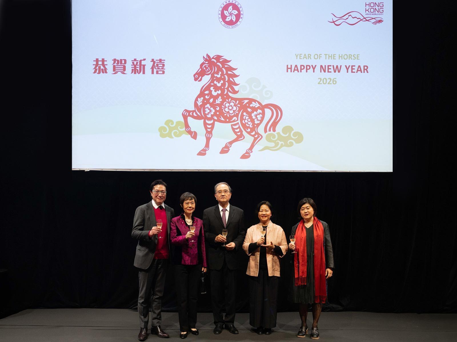 香港駐布魯塞爾經濟貿易辦事處於二月十九日（巴黎時間）在法國巴黎舉行新春酒會，作為馬年其中一項慶祝活動。圖示（左起）香港貿發局法國、西班牙及葡萄牙代表黎樹基；中國駐法國大使夫人張華；中國駐法國大使鄧勵；香港駐歐洲聯盟特派代表翁佩雯；以及France Hong Kong Business Association會長Bo Huang Launois在巴黎新年酒會上祝酒。
