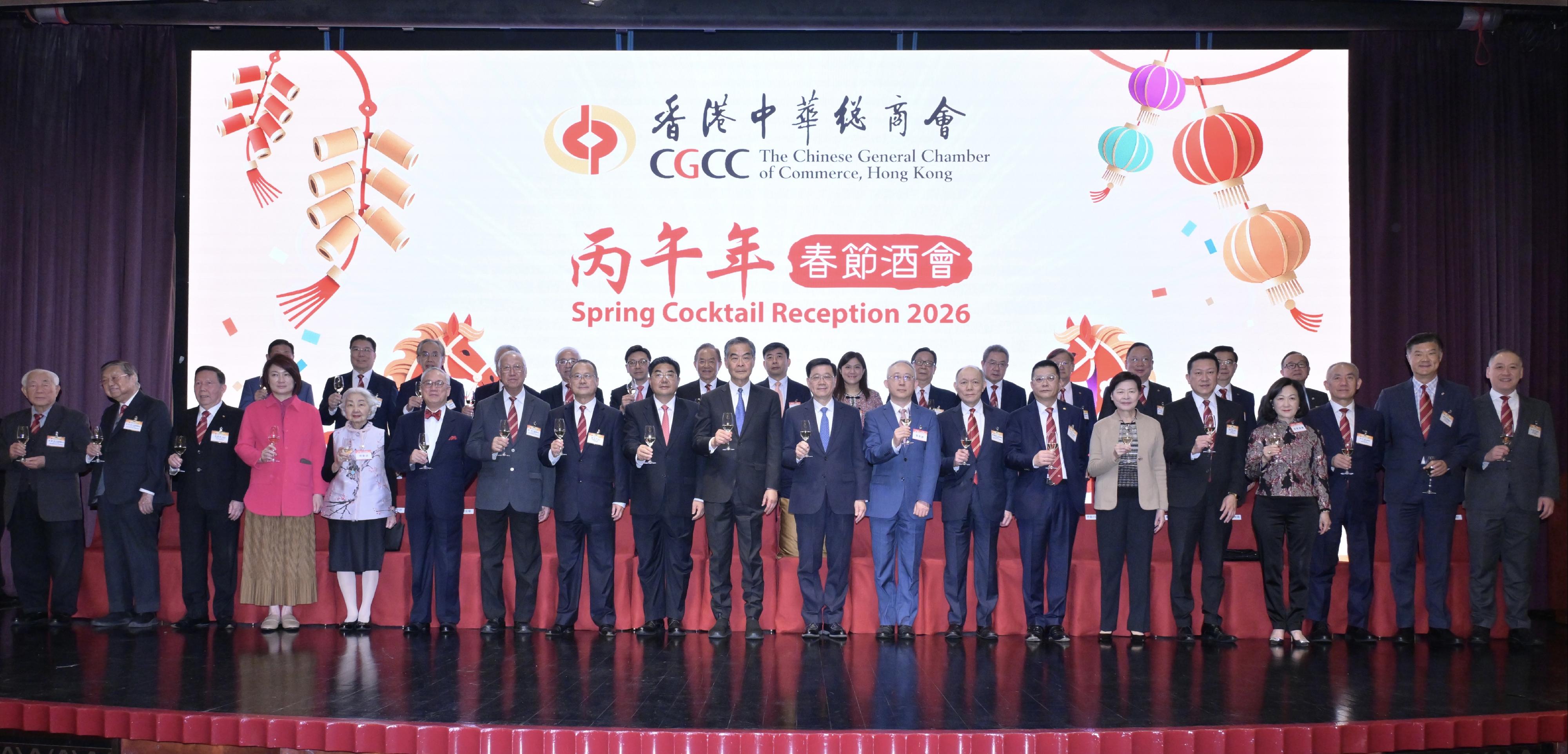 行政長官李家超今日（二月二十四日）出席香港中華總商會丙午年春節酒會。圖示（前排左八起）香港中華總商會會長蔡冠深博士、中央人民政府駐香港特別行政區聯絡辦公室副主任張勇、全國政協副主席梁振英、李家超、中華人民共和國外交部駐香港特別行政區特派員公署副特派員李永勝與其他嘉賓在酒會祝酒。