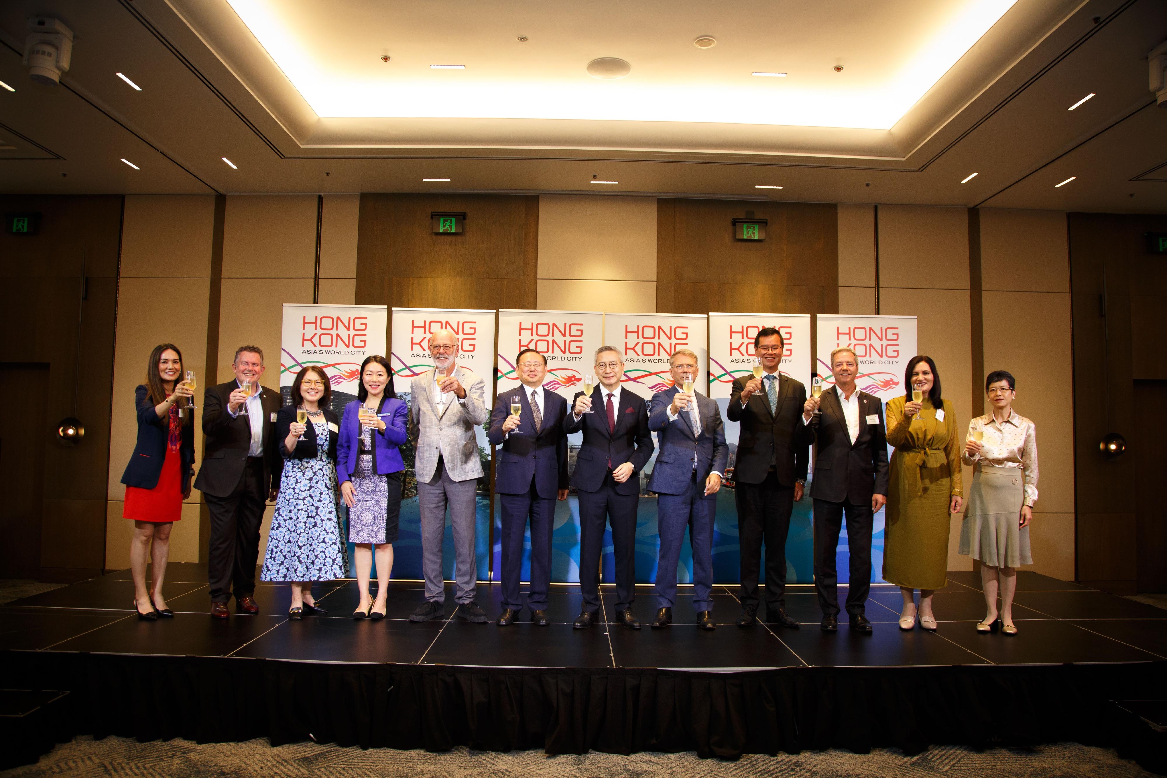 The Hong Kong Economic and Trade Office, Sydney (Sydney ETO), hosted a Chinese New Year reception in Auckland, New Zealand, yesterday (February 24, Auckland time) to celebrate the Year of the Horse. Photo shows the Director of the Sydney ETO, Mr Ricky Chong (sixth right); the Consul General of the People's Republic of China in Auckland, Mr Chen Shijie (sixth left); the Minister for Arts, Culture and Heritage, Minister of Justice, Minister for Media and Communications and Minister for Treaty of Waitangi Negotiations of New Zealand, Mr Paul Goldsmith (fifth right); and the Mayor of Auckland, Mr Wayne Brown (fifth left), hosting a toasting ceremony together with other guests.