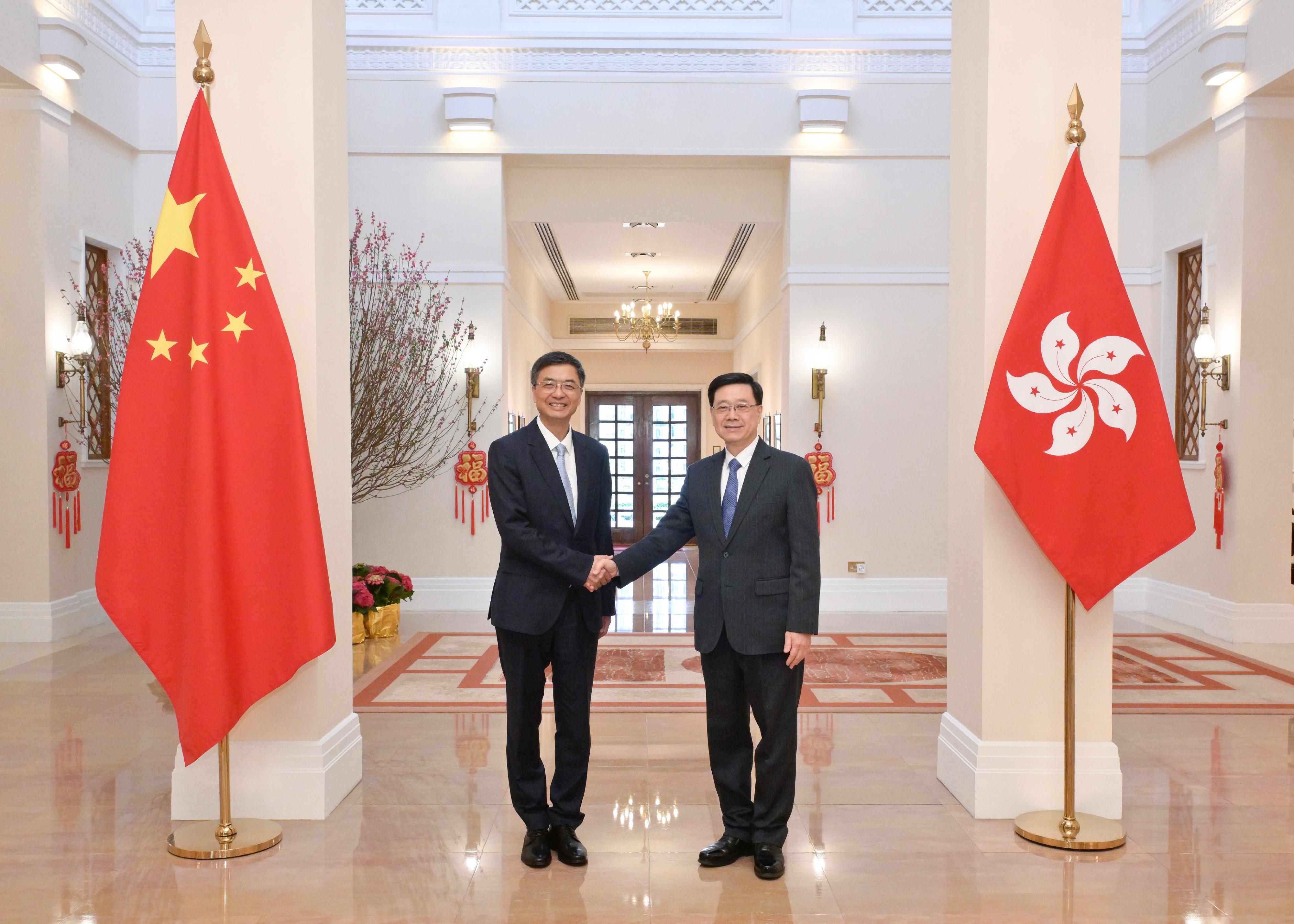 行政長官李家超(右)今日(二月二十五日)在禮賓府與廣西壯族自治區黨委書記陳剛(左)會面。