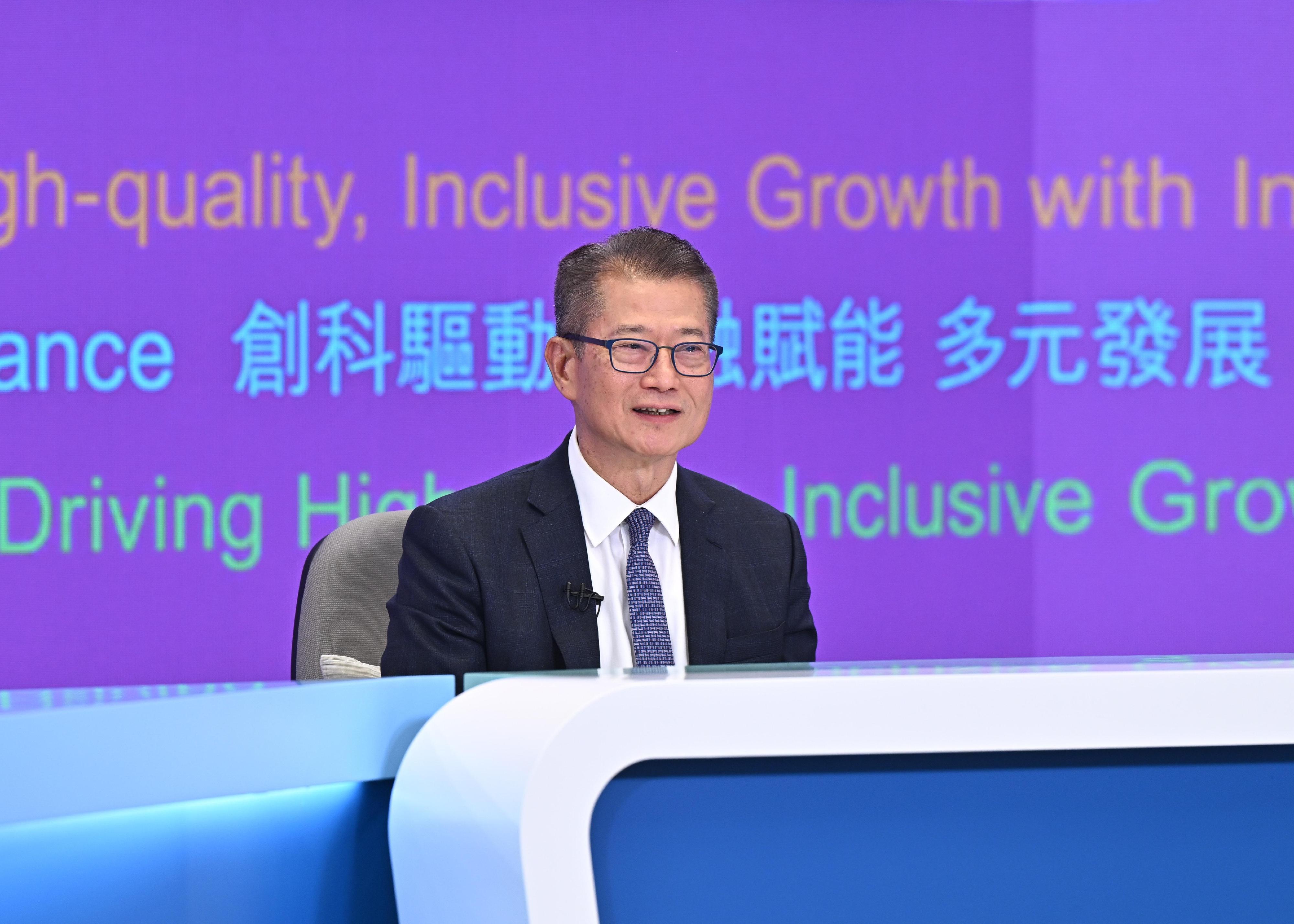 財政司司長陳茂波今日（二月二十五日）傍晚在添馬政府總部出席無綫電視、鳳凰衛視、有線新聞、Now TV和港台電視的聯合節目《財政預算案論壇》。